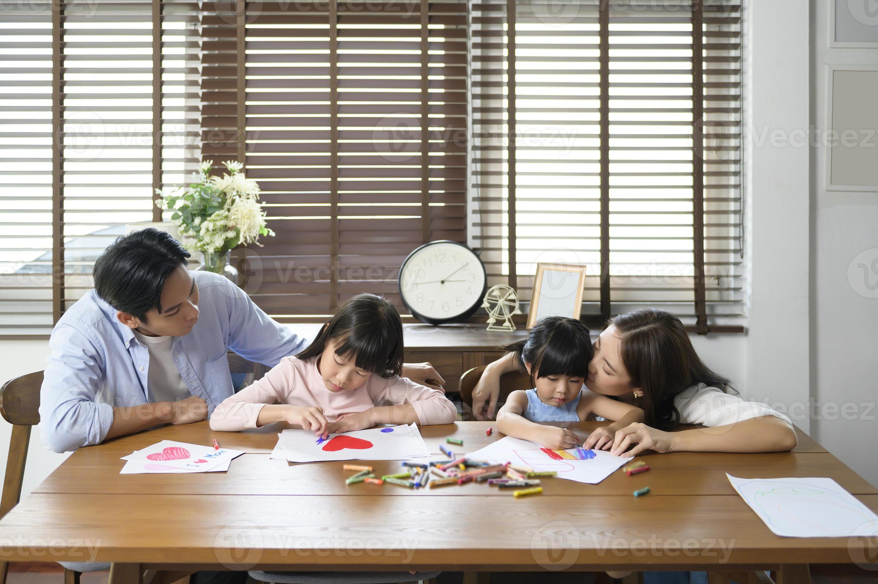 Família Asiática Com Crianças Desenho E Pintura Na Mesa Na Sala De