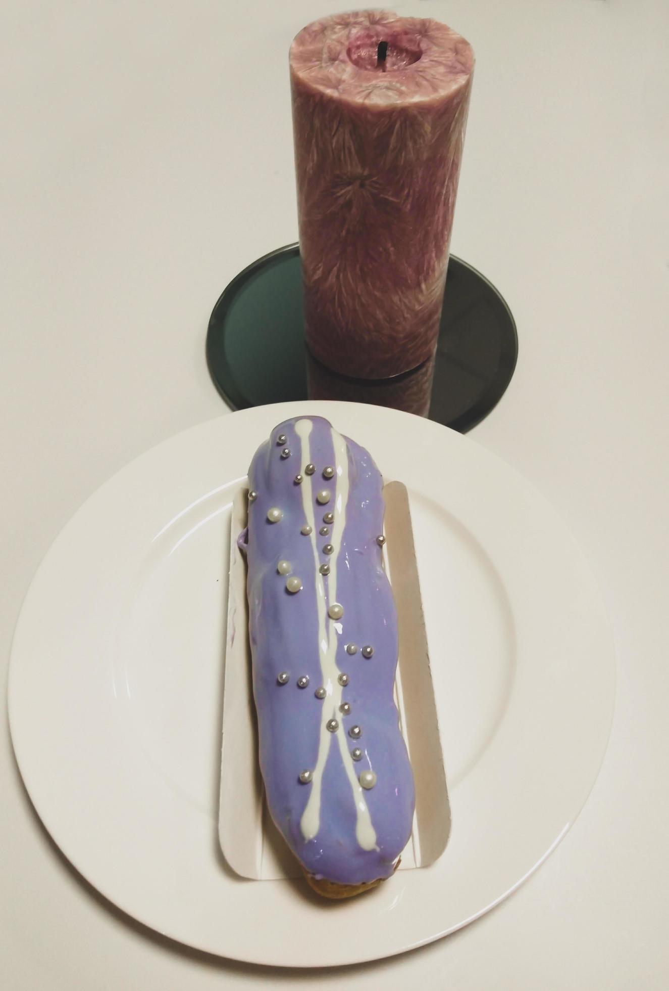 Bolo de várias camadas de feliz aniversário com glacê roxo e