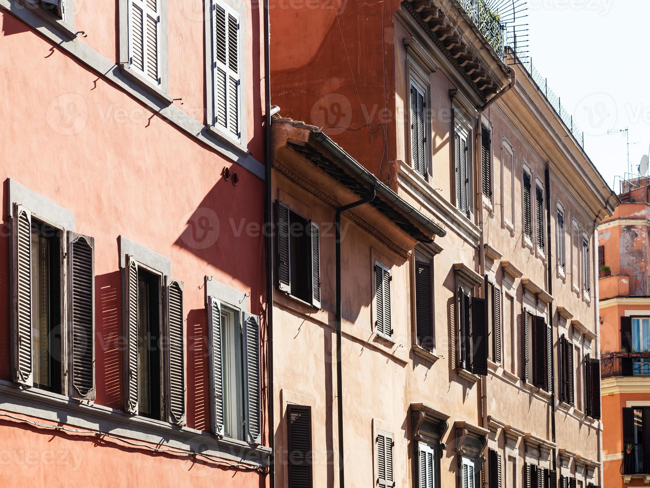 fachadas escuras de casas na rua estreita em roma 12256485 Foto de stock no  Vecteezy