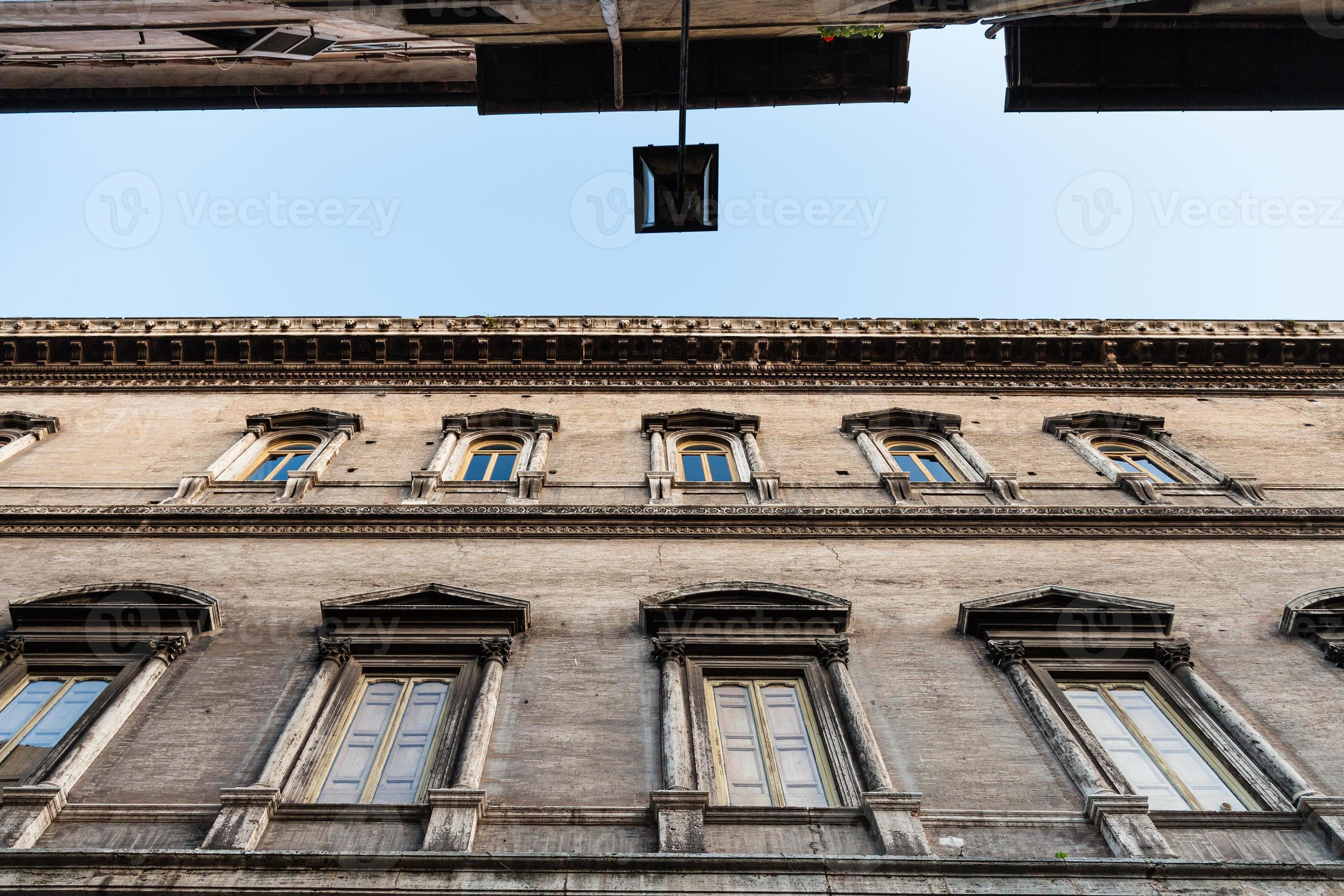 fachadas escuras de casas na rua estreita em roma 12256485 Foto de stock no  Vecteezy