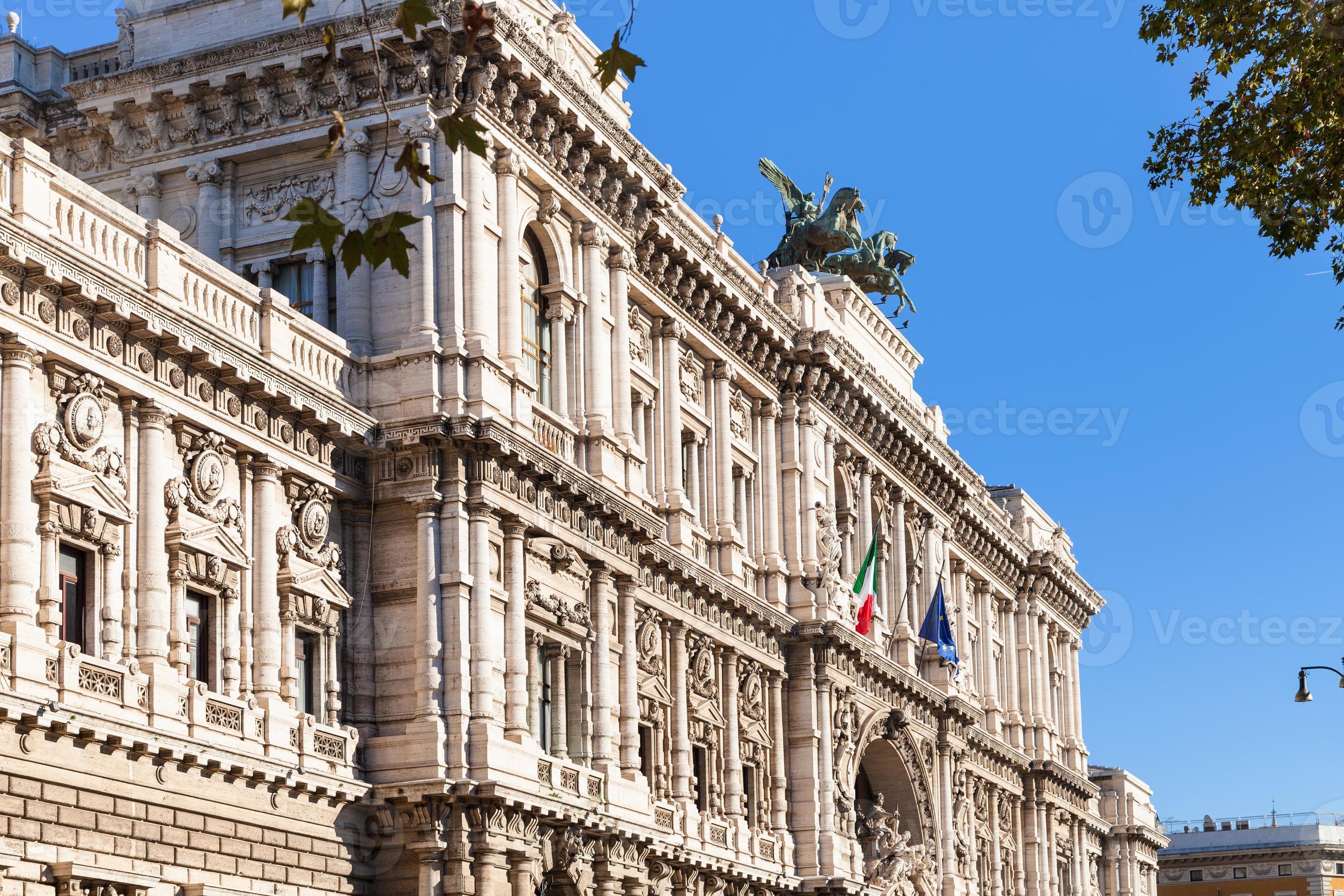 fachadas escuras de casas na rua estreita em roma 12256485 Foto de stock no  Vecteezy