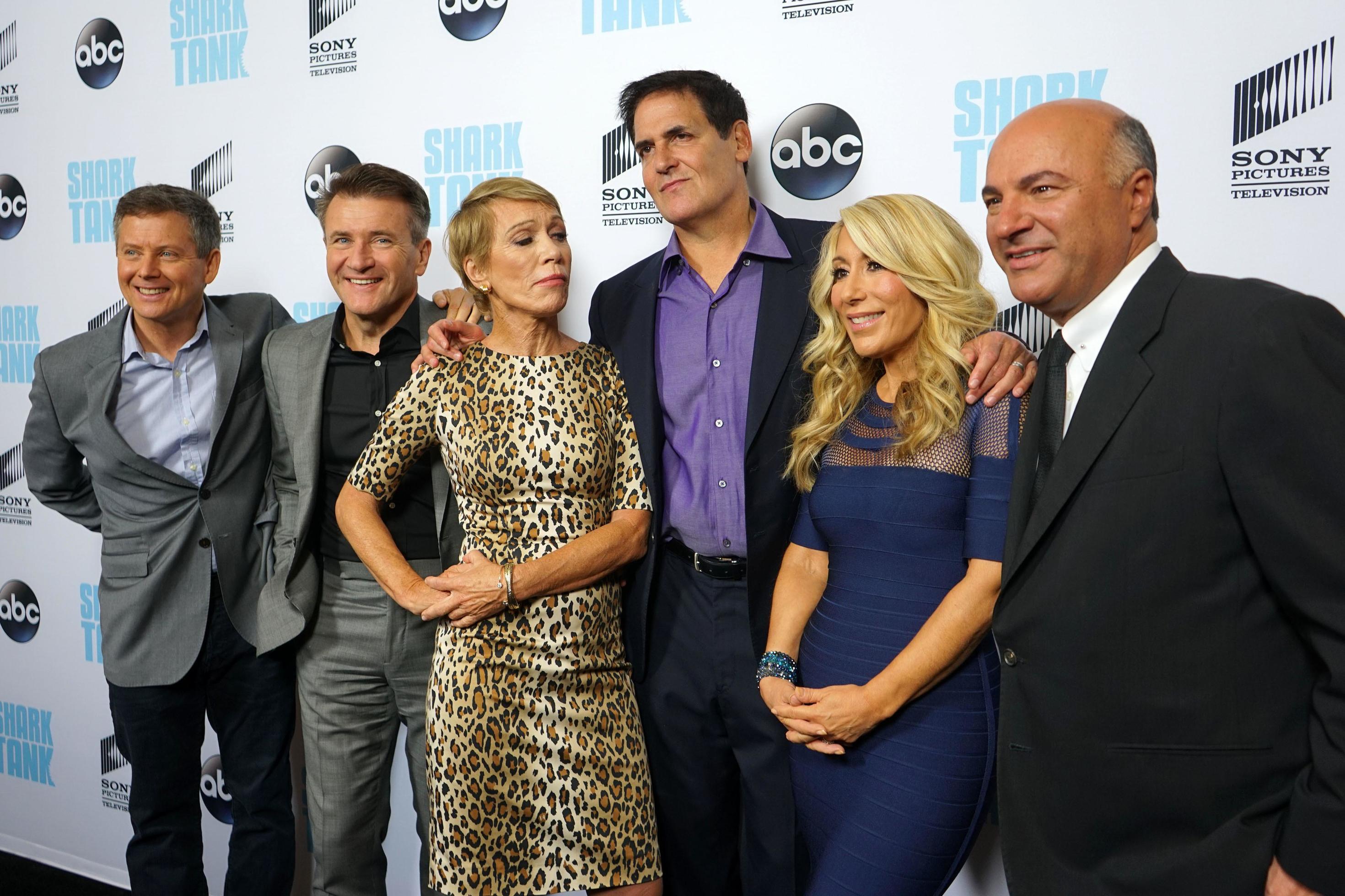 los angeles, 23 de setembro - clay newbill, robert herjavec, barbara  corcoran, mark cuban, lori greiner, kevin o leary na estréia da 8ª temporada  do tanque de tubarão no vice-rei ermitage beverly