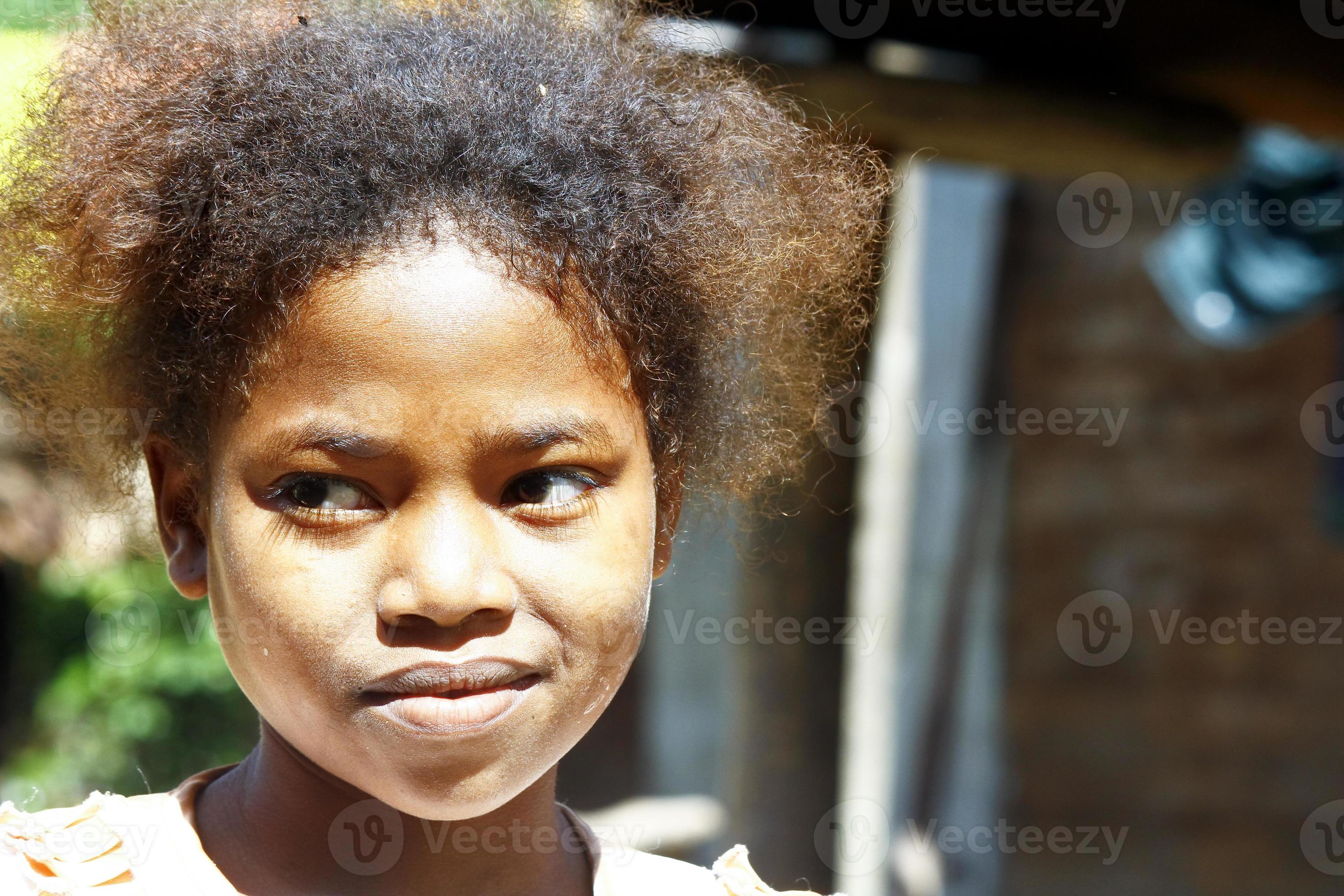 linda jovem negra africana - pobre criança, madagascar foto