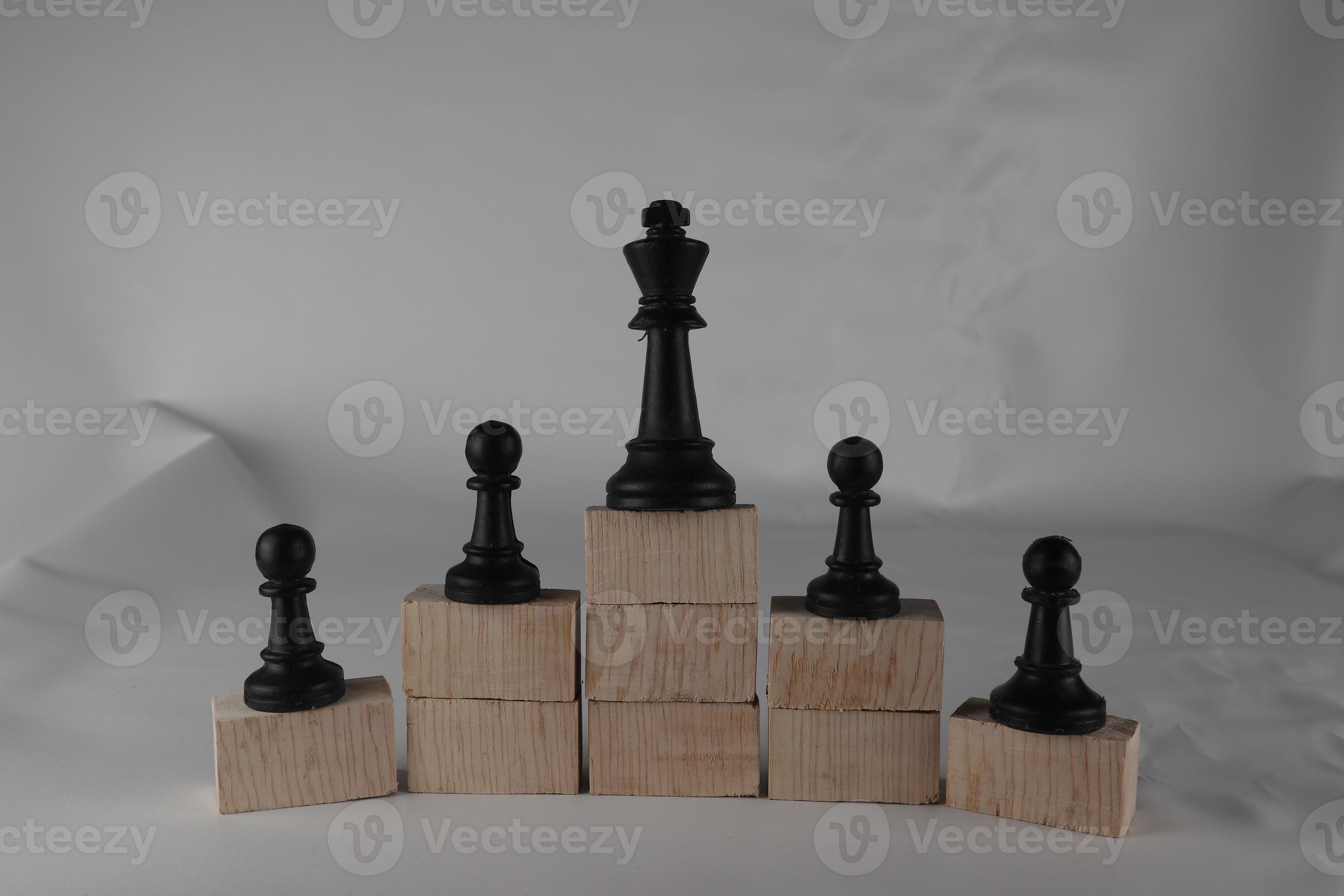 peão de xadrez na parte inferior e uma rainha de xadrez no topo