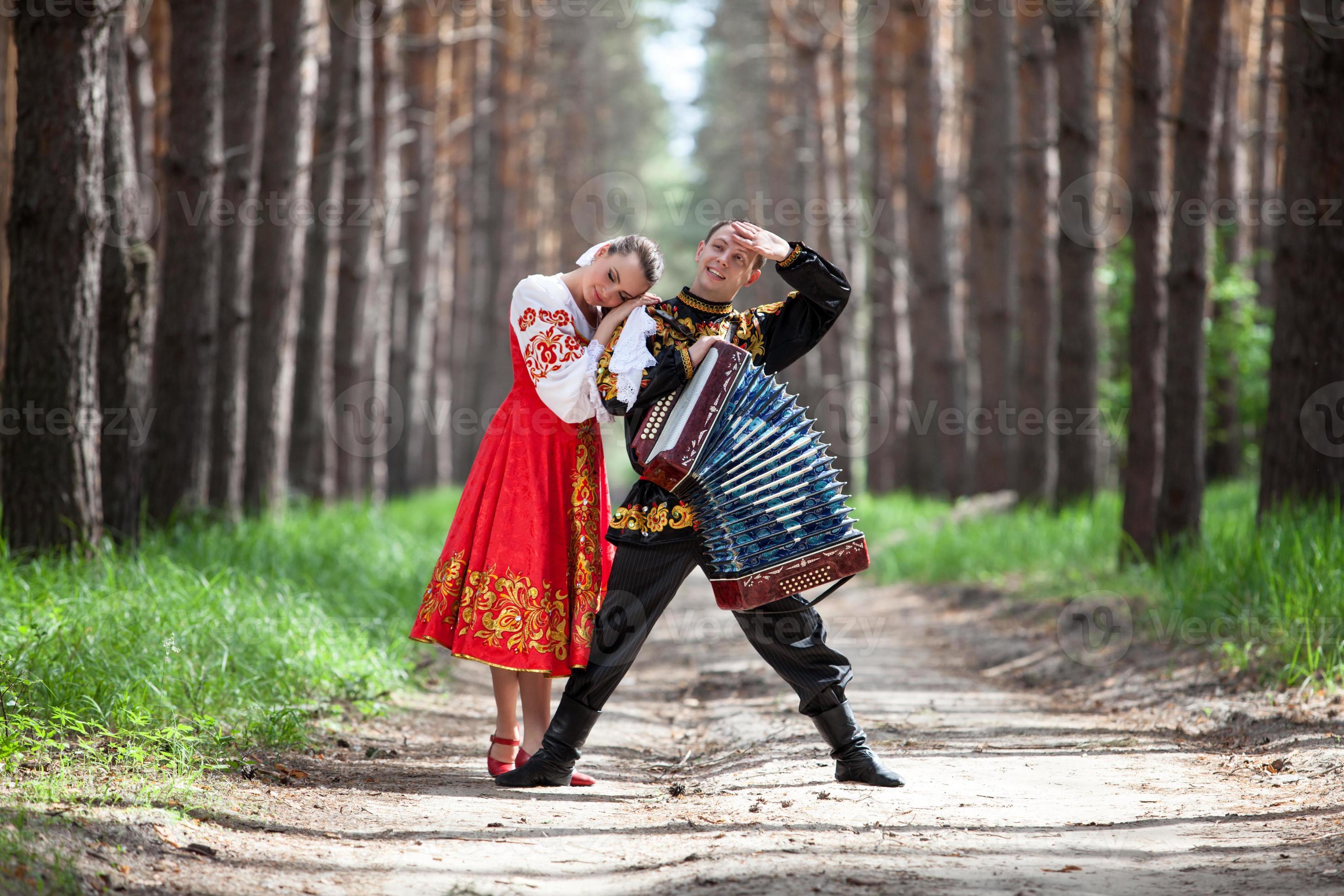 casal dançando em vestido tradicional russo foto