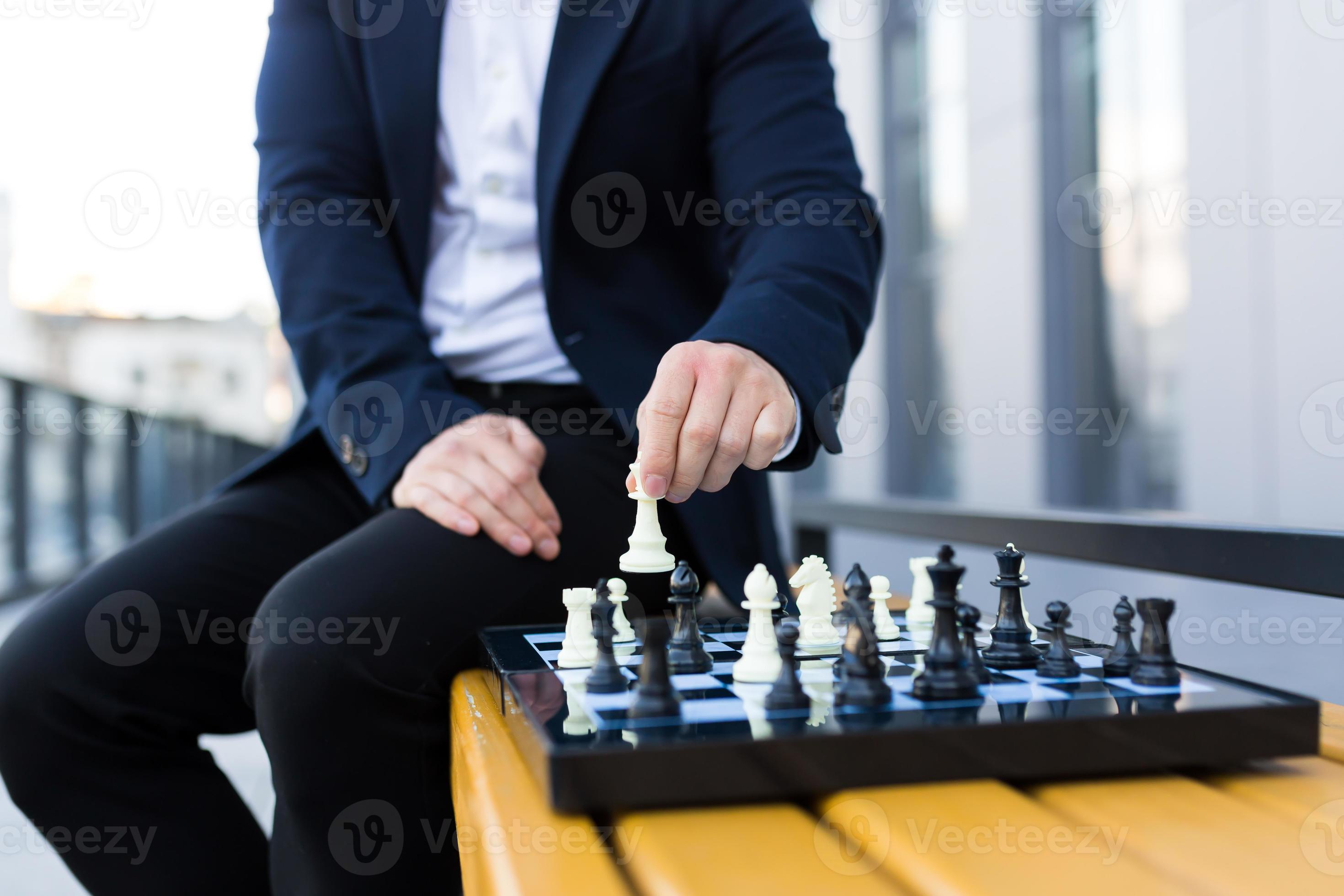 Fundo O Empresário Jogando Xadrez No Conceito De Estratégia