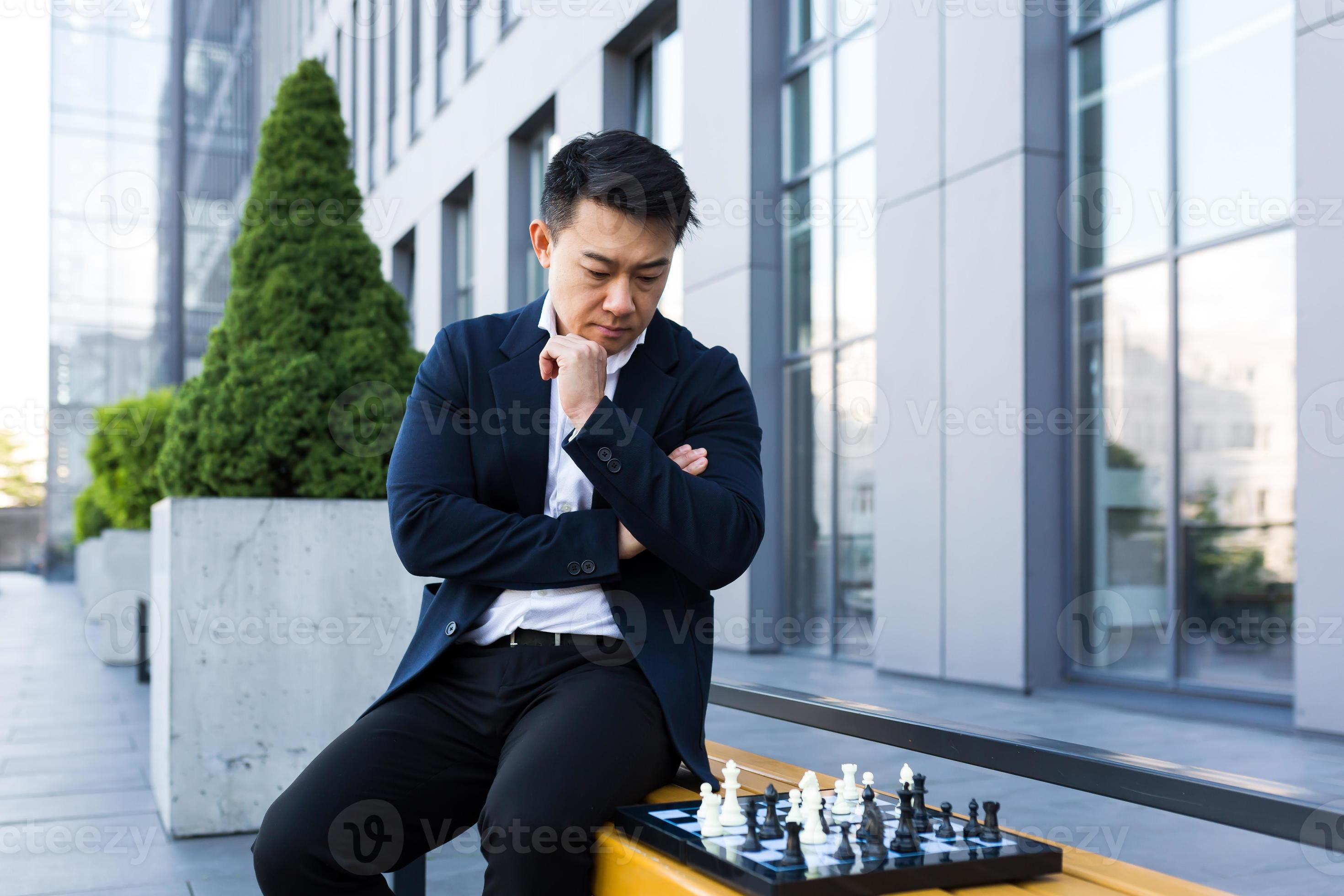 Homem sênior pensando ou jogando xadrez em casa, sala de estar ou  apartamento em xeque-mate de estratégia japonesa ou concurso de jogo de  tabuleiro aposentadoria pessoa inteligente idosa ou desafio de tabuleiro de  xadrez para a mente