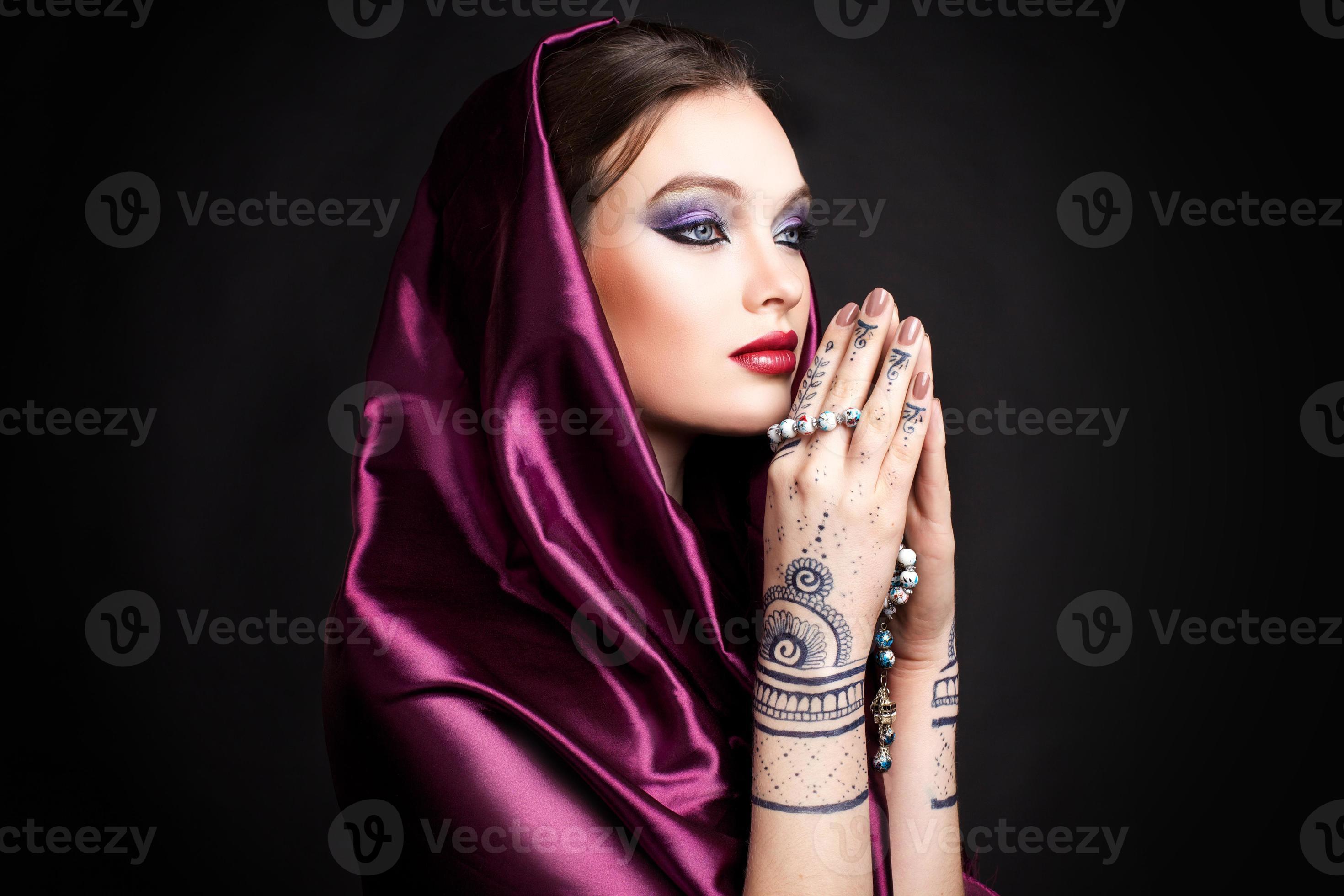linda mulher em estilo oriental com mehendi em hijab foto