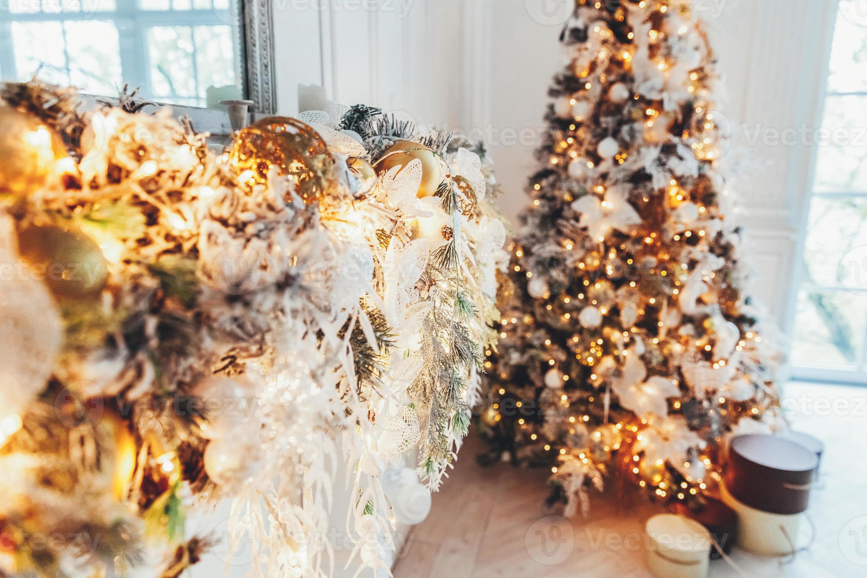 Árvore de natal com neve branca com decoração de presentes no interior da  casa de ano novo