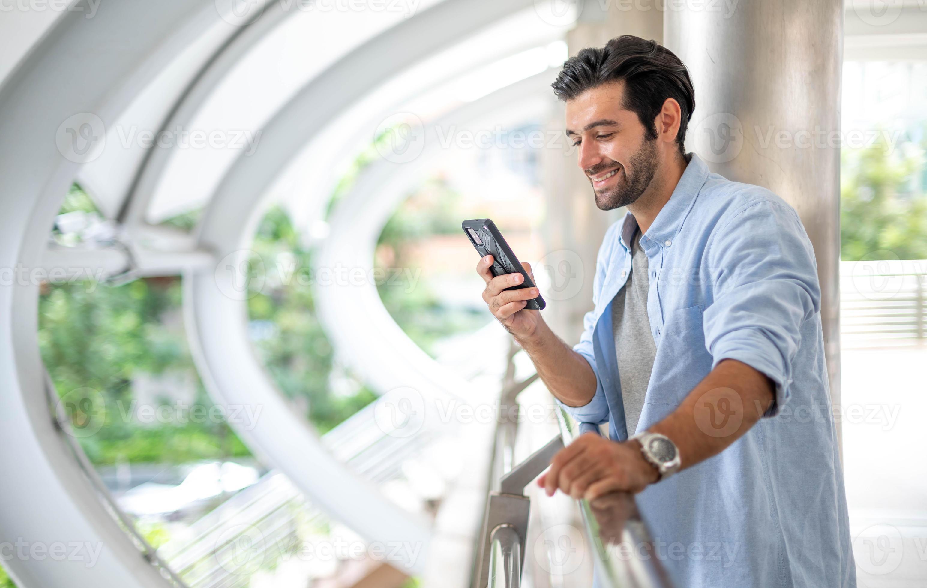 Dois Amigos Que Olham Vídeos Engraçados No Smartphone Foto de Stock -  Imagem de jogo, caucasiano: 131383992