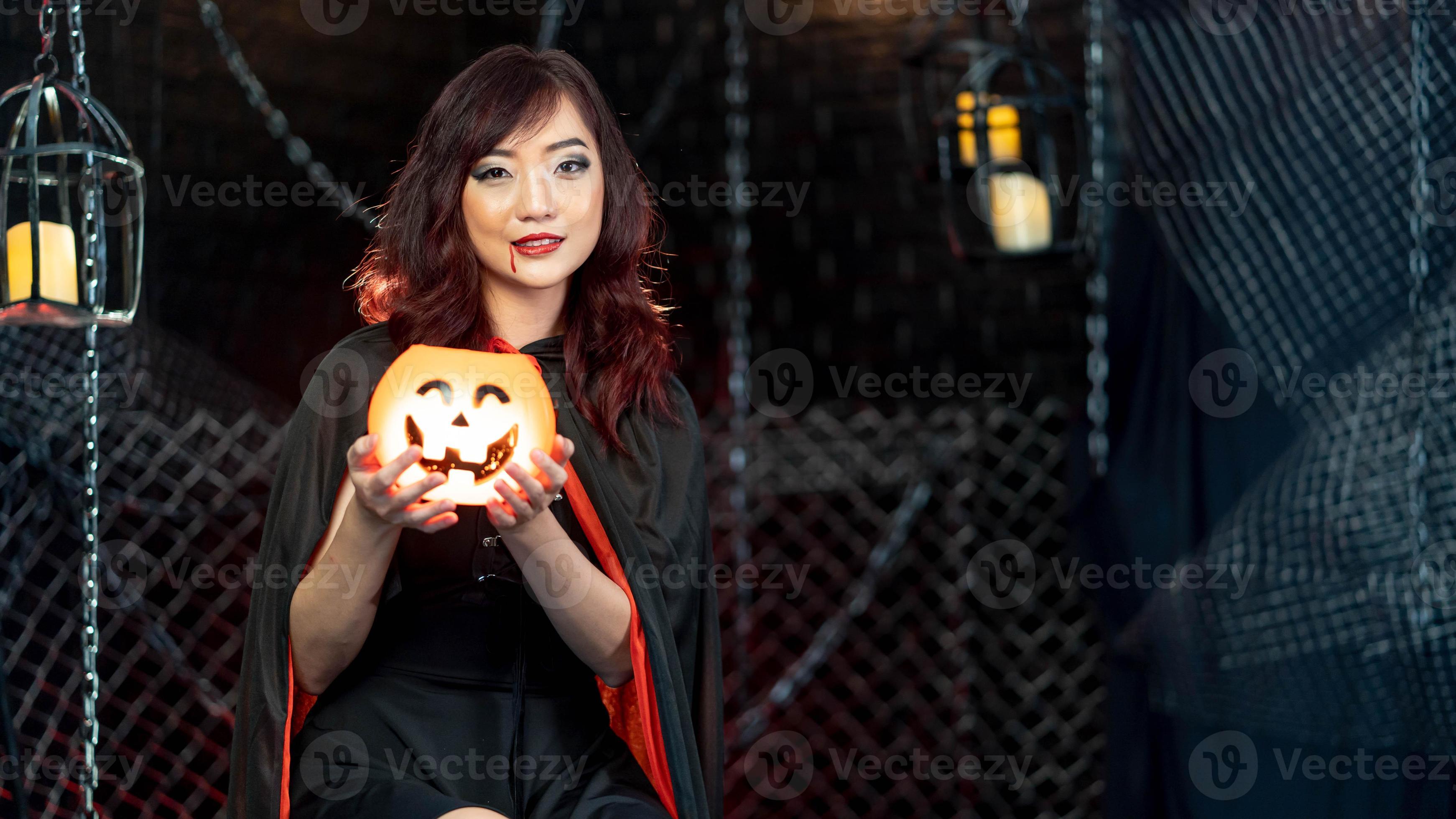 Retrato Da Bruxa De Halloween, Lindas Jovens Asiáticas Segurando