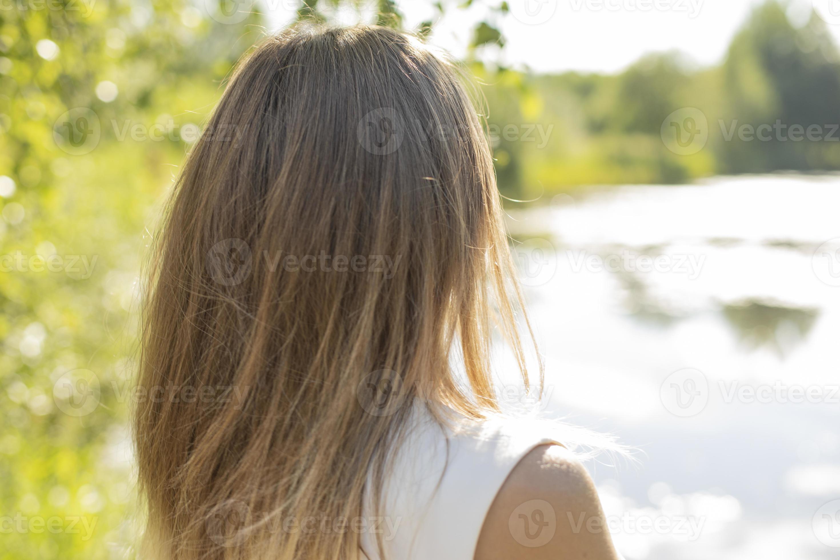 o cabelo da menina no verão no parque. penteado feminino. cabelo comprido  na cabeça. 13185148 Foto de stock no Vecteezy