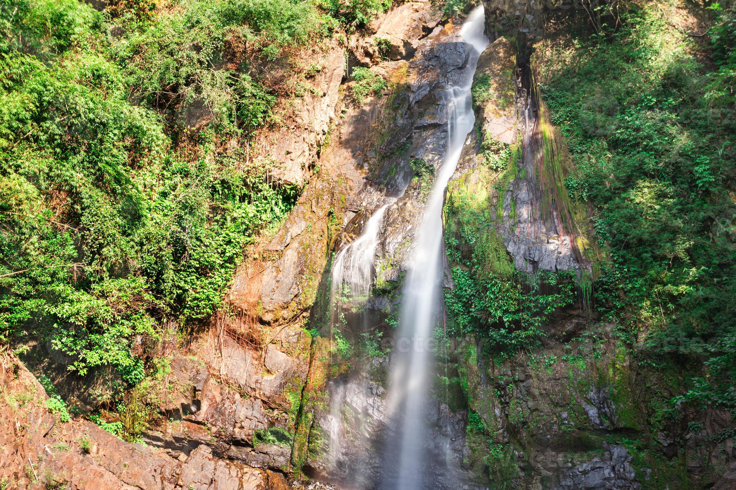 cachoeira de floresta profunda em phang nga, sul da tailândia foto