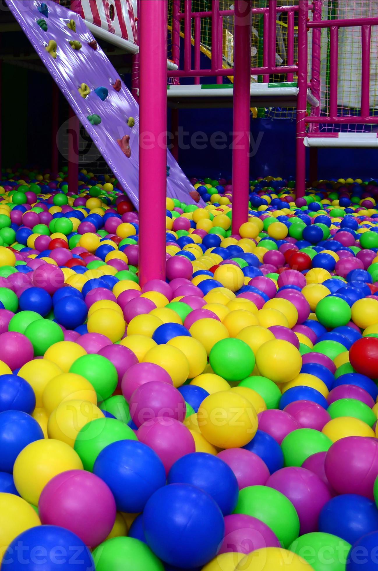 Fundo de muitas bolas coloridas de plástico na piscina de bolas em