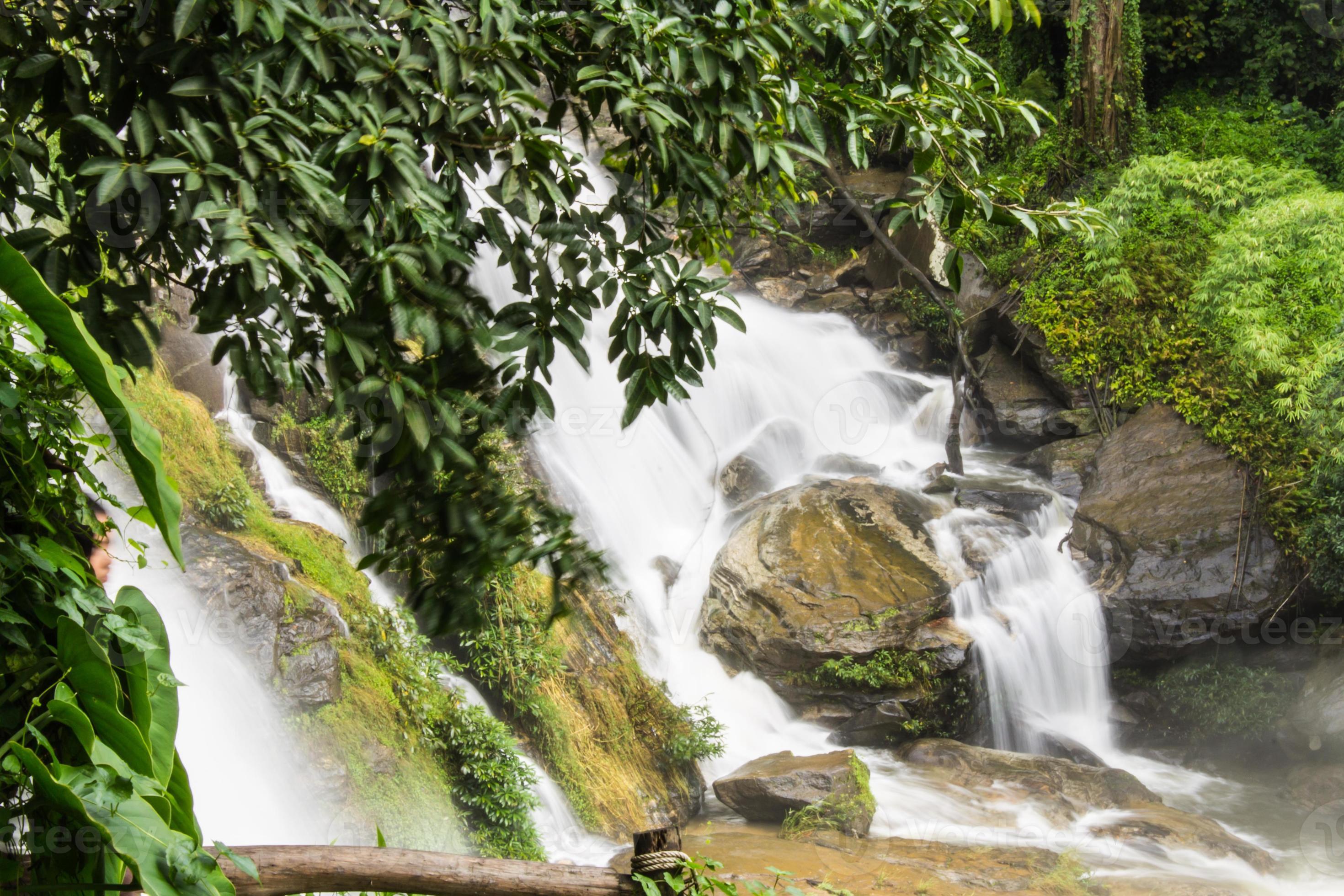 cachoeiras de wachirathan, inthanon chiangmai tailândia foto