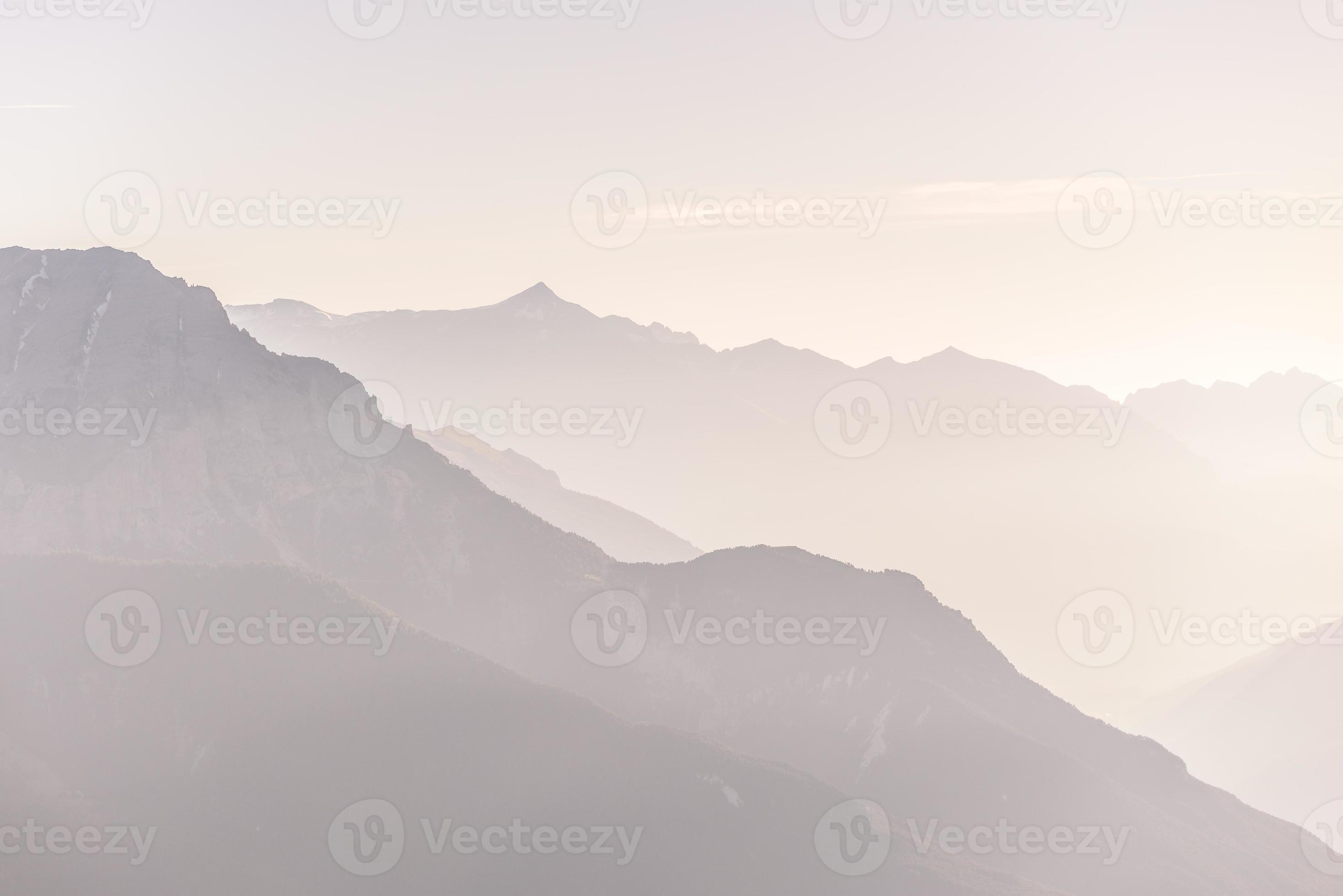 silhueta da montanha ao nascer do sol foto