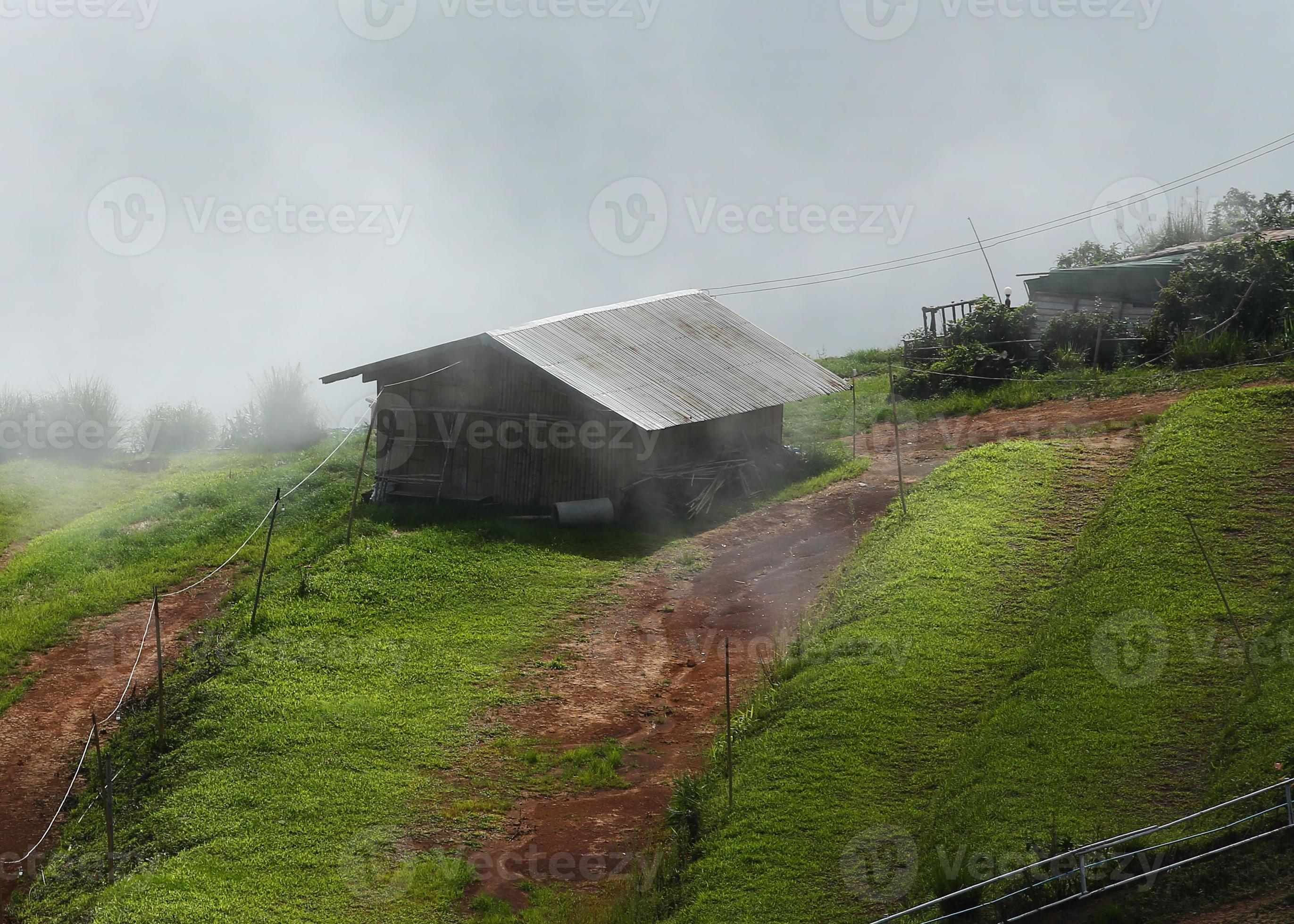 cabana de montanha enevoada. chuvas foto