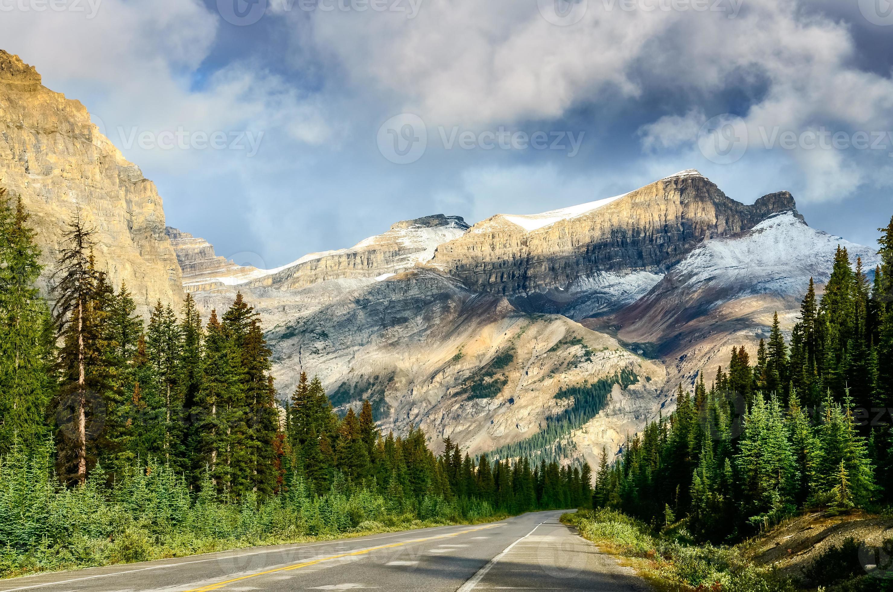 vista panorâmica da estrada na avenida dos campos de gelo, montanhas rochosas canadenses foto