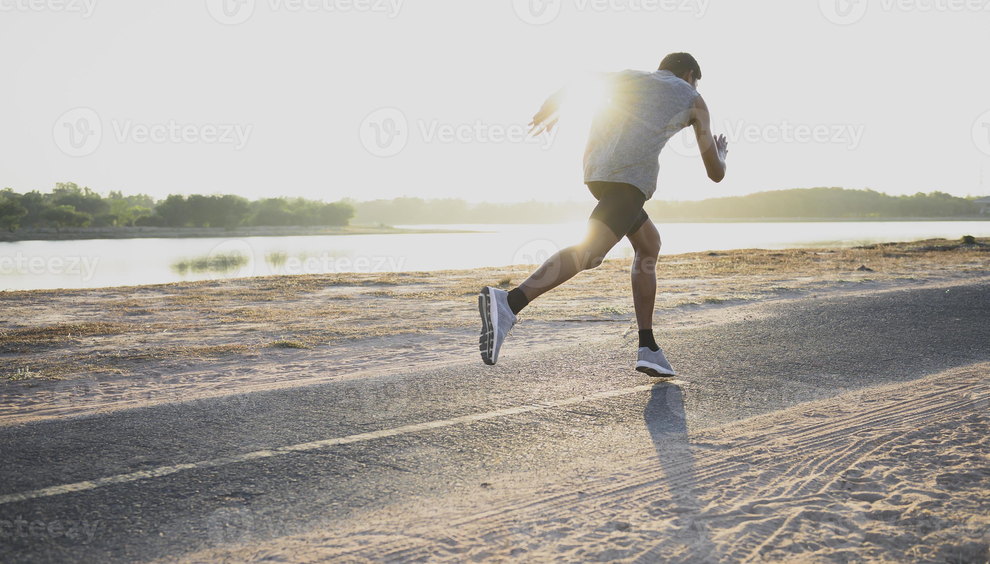 a silhueta de um homem correndo está exercitando a noite. 13310606 Foto de  stock no Vecteezy