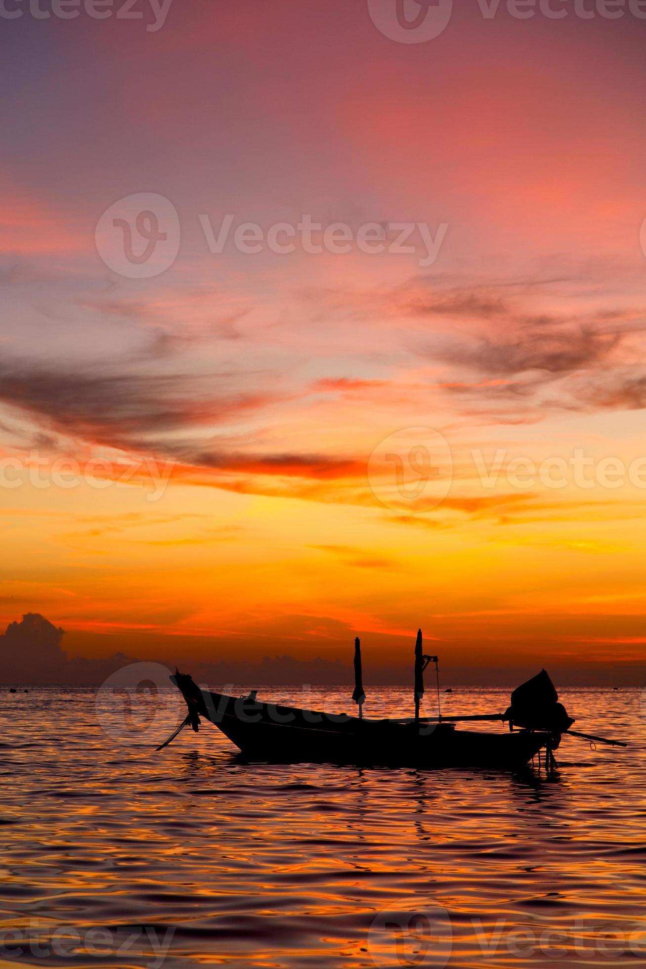 barco ao nascer do sol tailândia kho tao baía litoral sul da china foto