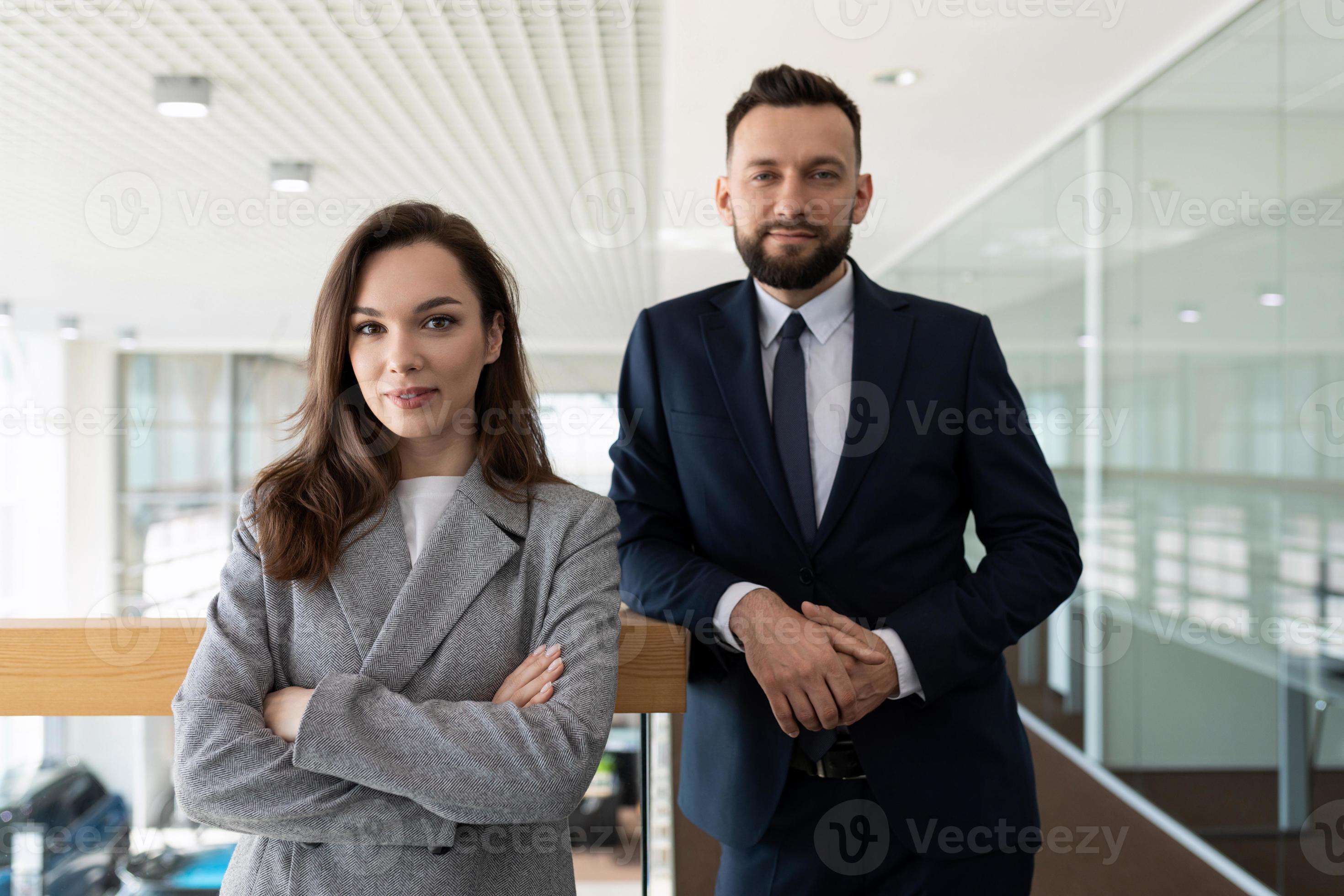 retrato de um homem e uma mulher em roupas formais funcionários  representativos da empresa, conceito de serviços jurídicos 13411958 Foto de  stock no Vecteezy