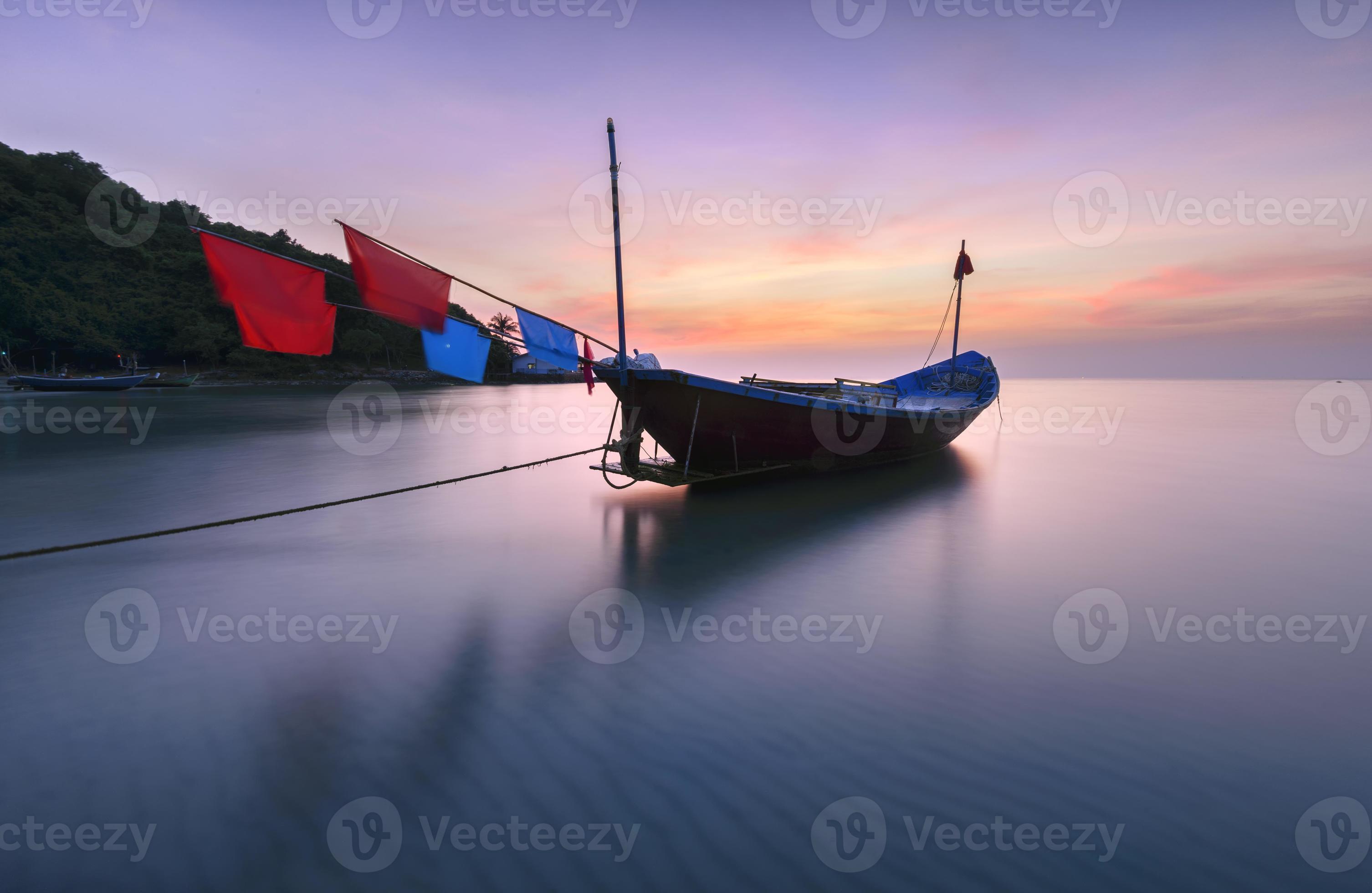 barcos na praia durante o pôr do sol luz do mar na Tailândia. foto