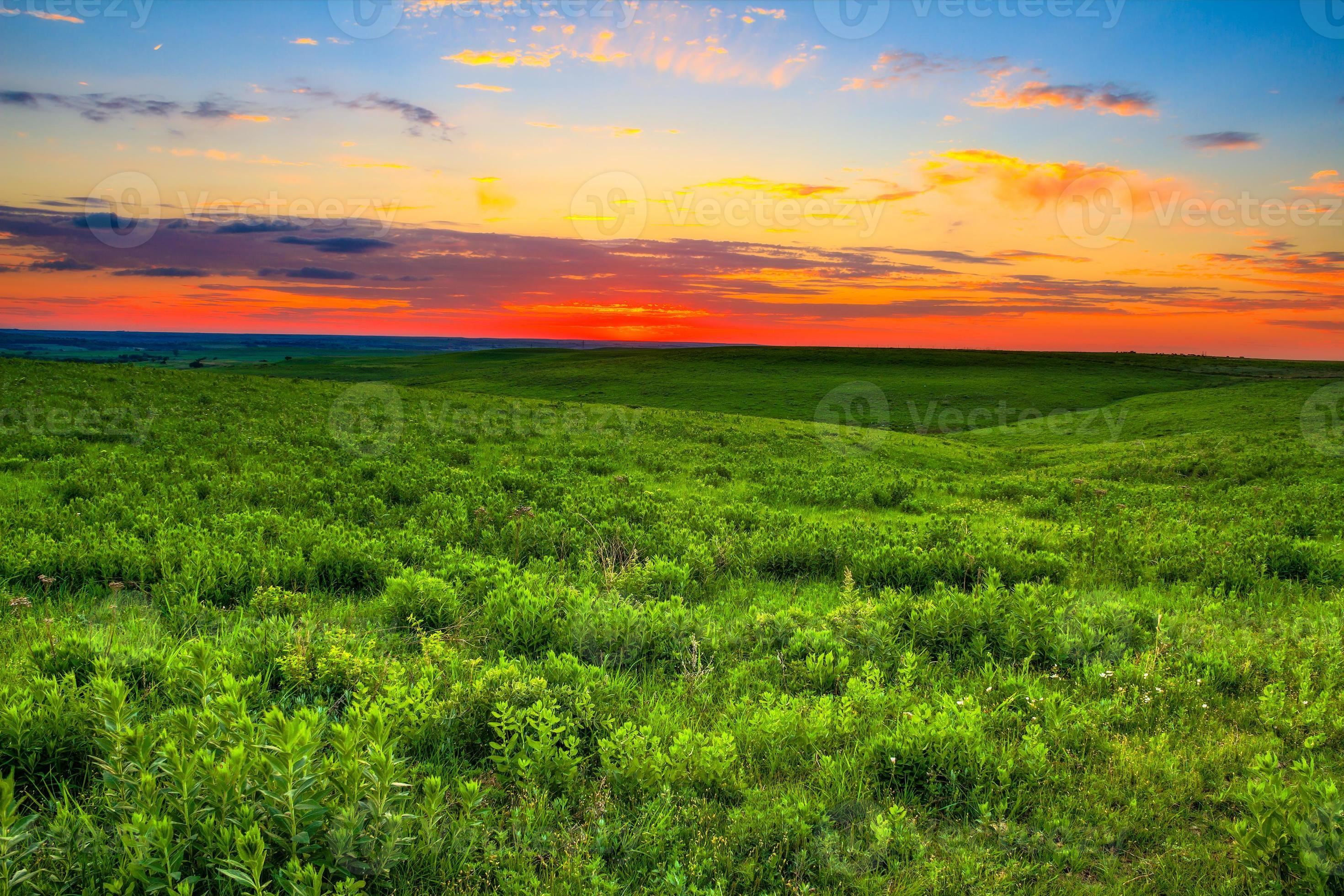 pôr do sol sobre as colinas de pedra do Kansas foto
