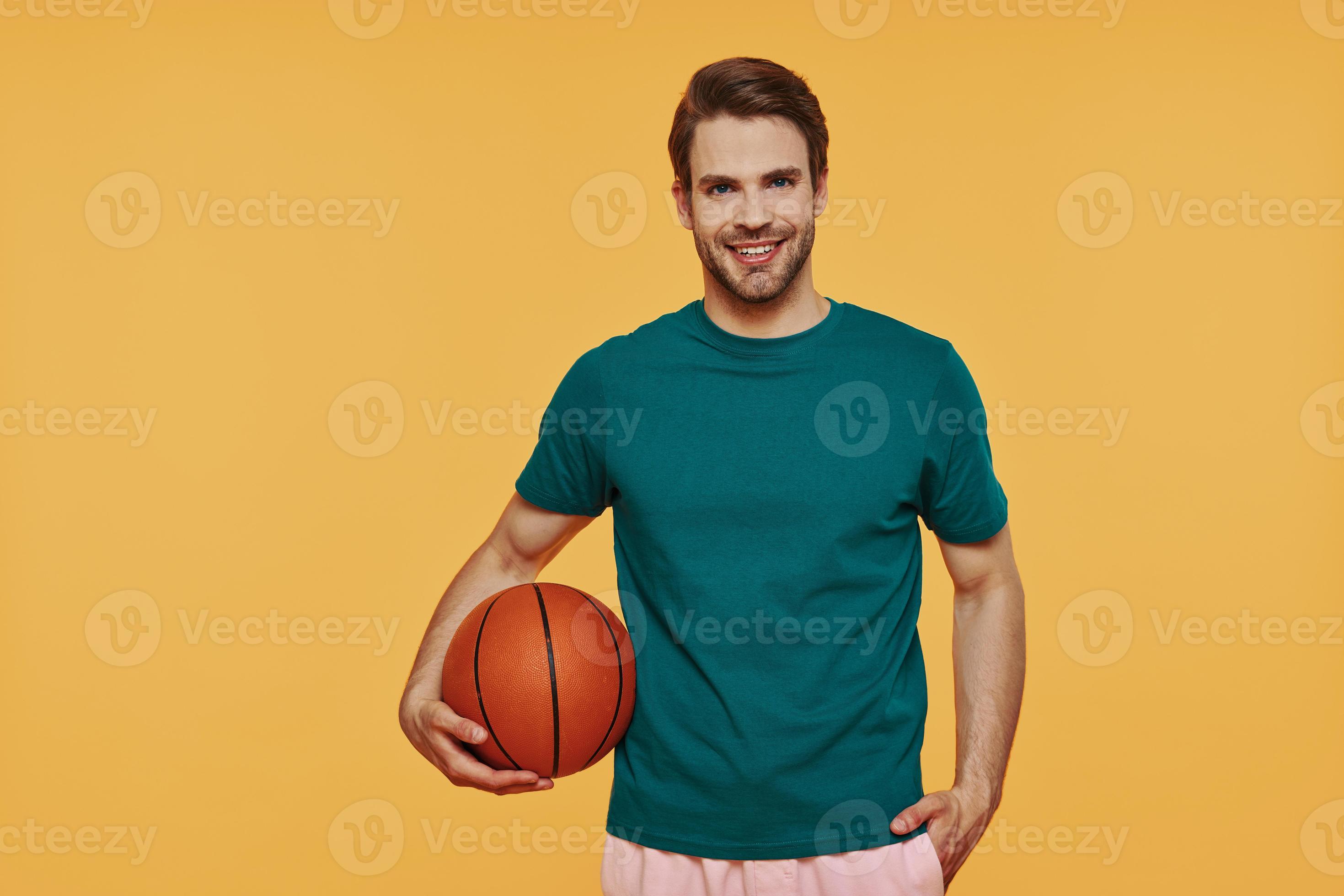 Jovem Bonito Segurando Uma Bola De Basquete PNG Imagens Gratuitas Para  Download - Lovepik