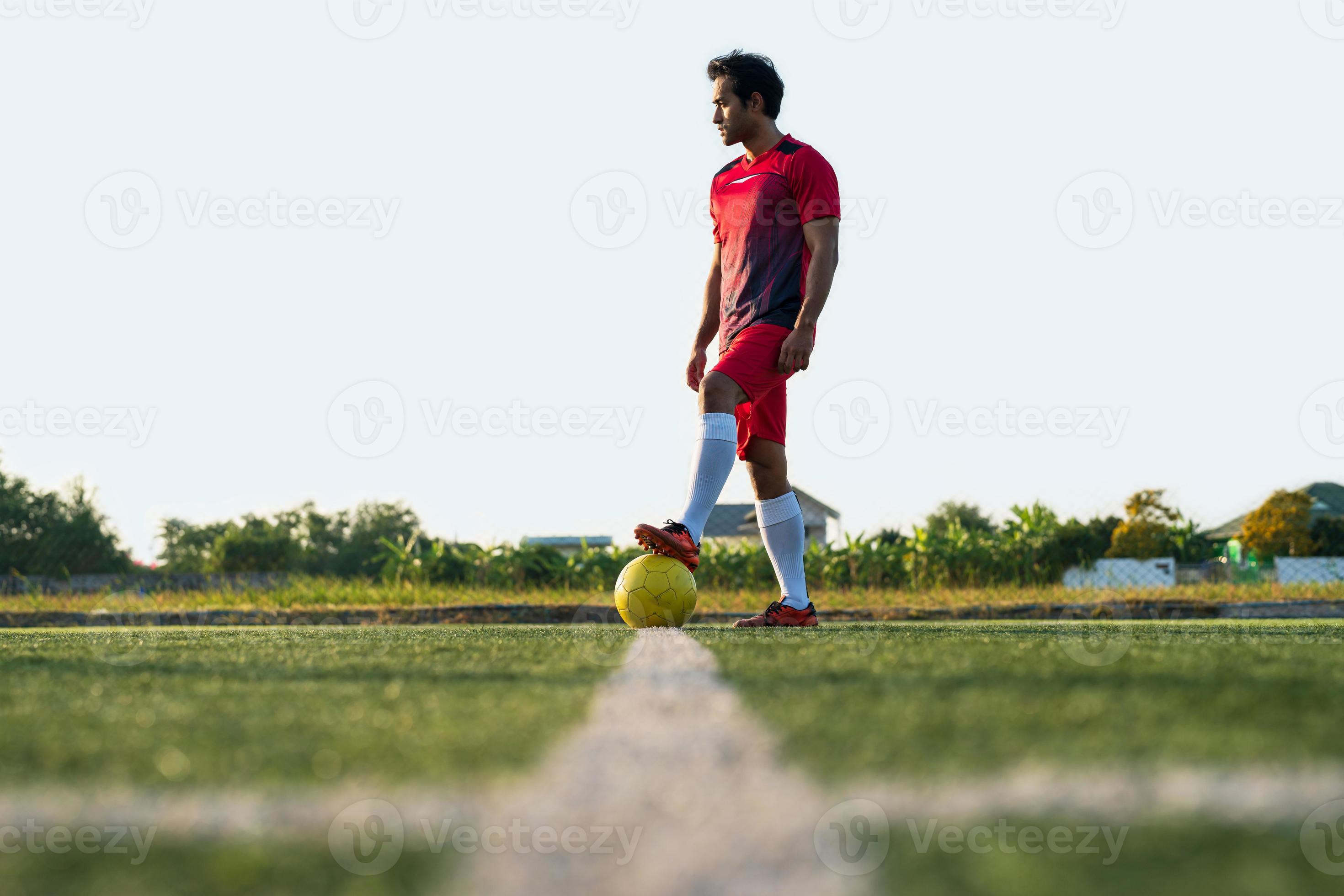 Jogador De Futebol Jogando Bola No Fundo. Imagem De Baixo ângulo