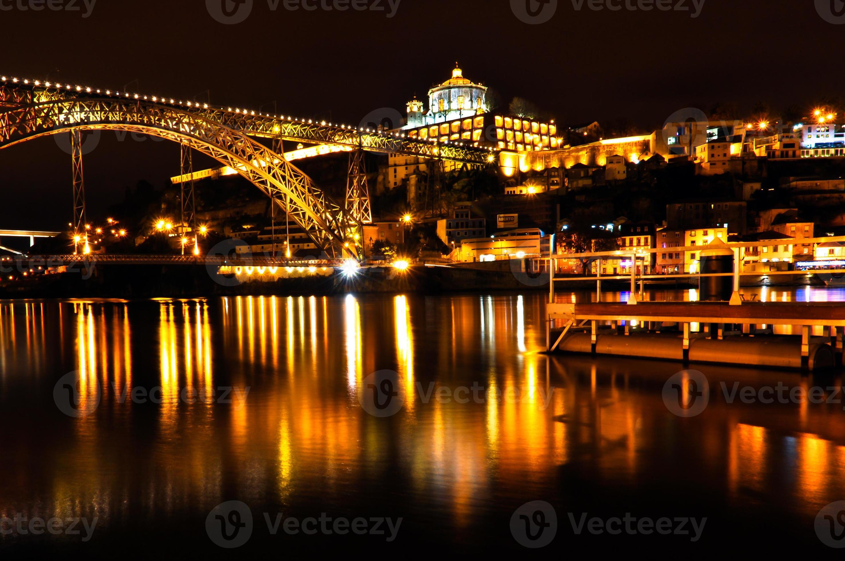 ponte sobre o rio no porto à noite foto