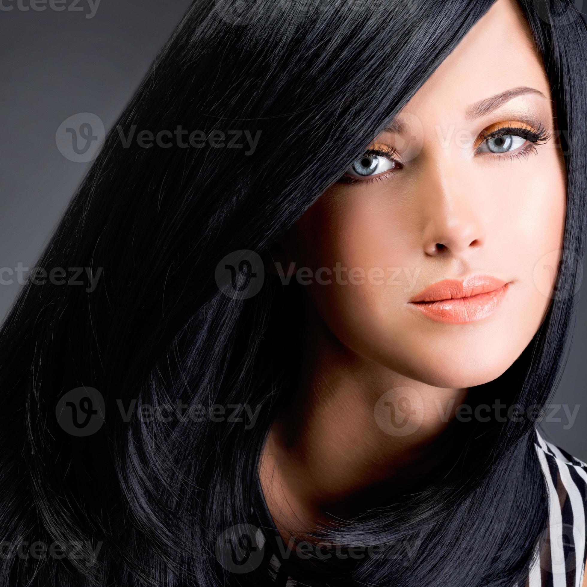 linda mulher morena com cabelo preto longo liso foto