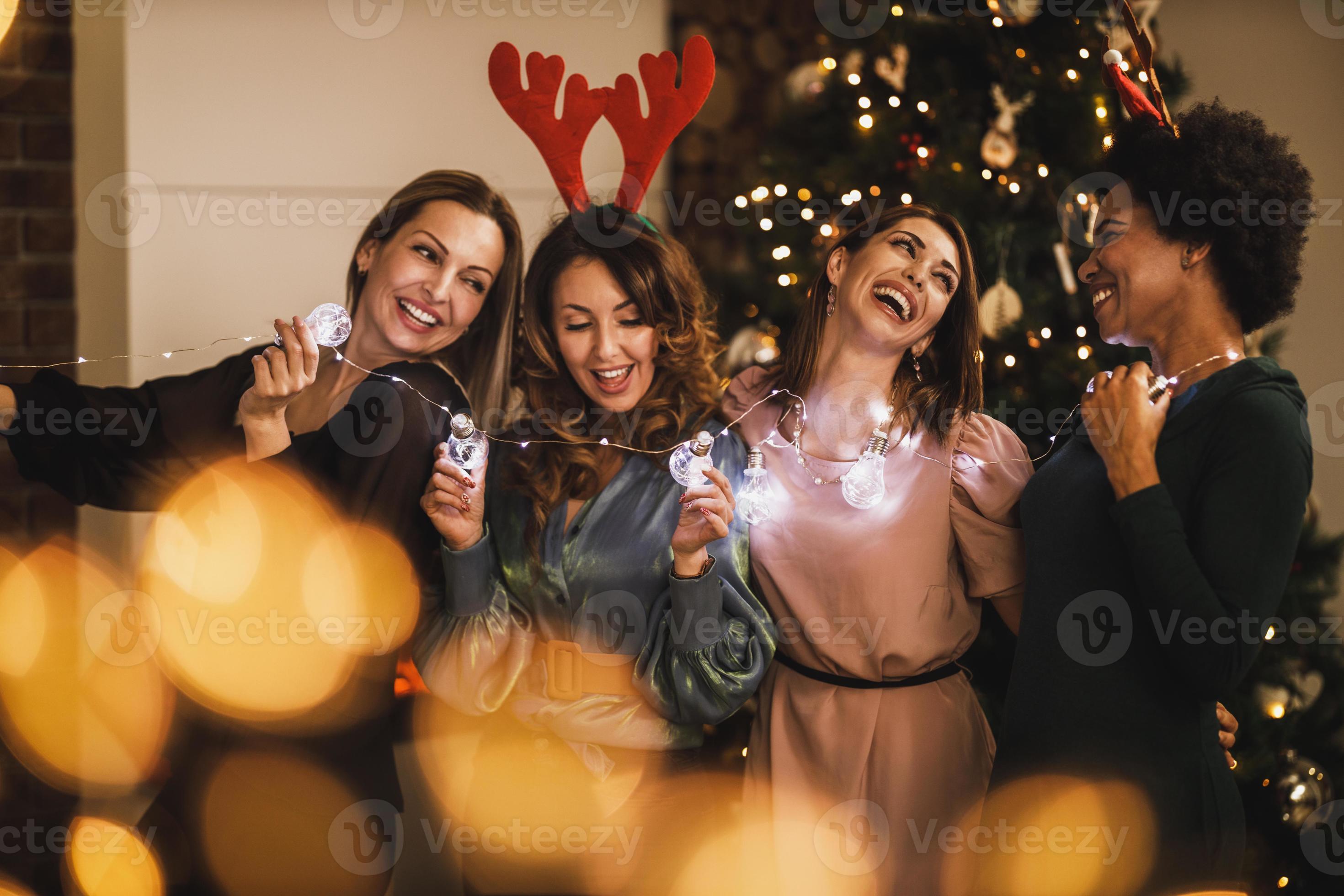 grupo de amigos na festa em casa. homem com garrafa e copos. mulher com  lanches. fotógrafo. menina com jogos de mesa. pintinho. se divertindo em  casa. ilustração em vetor estilo cartoon de