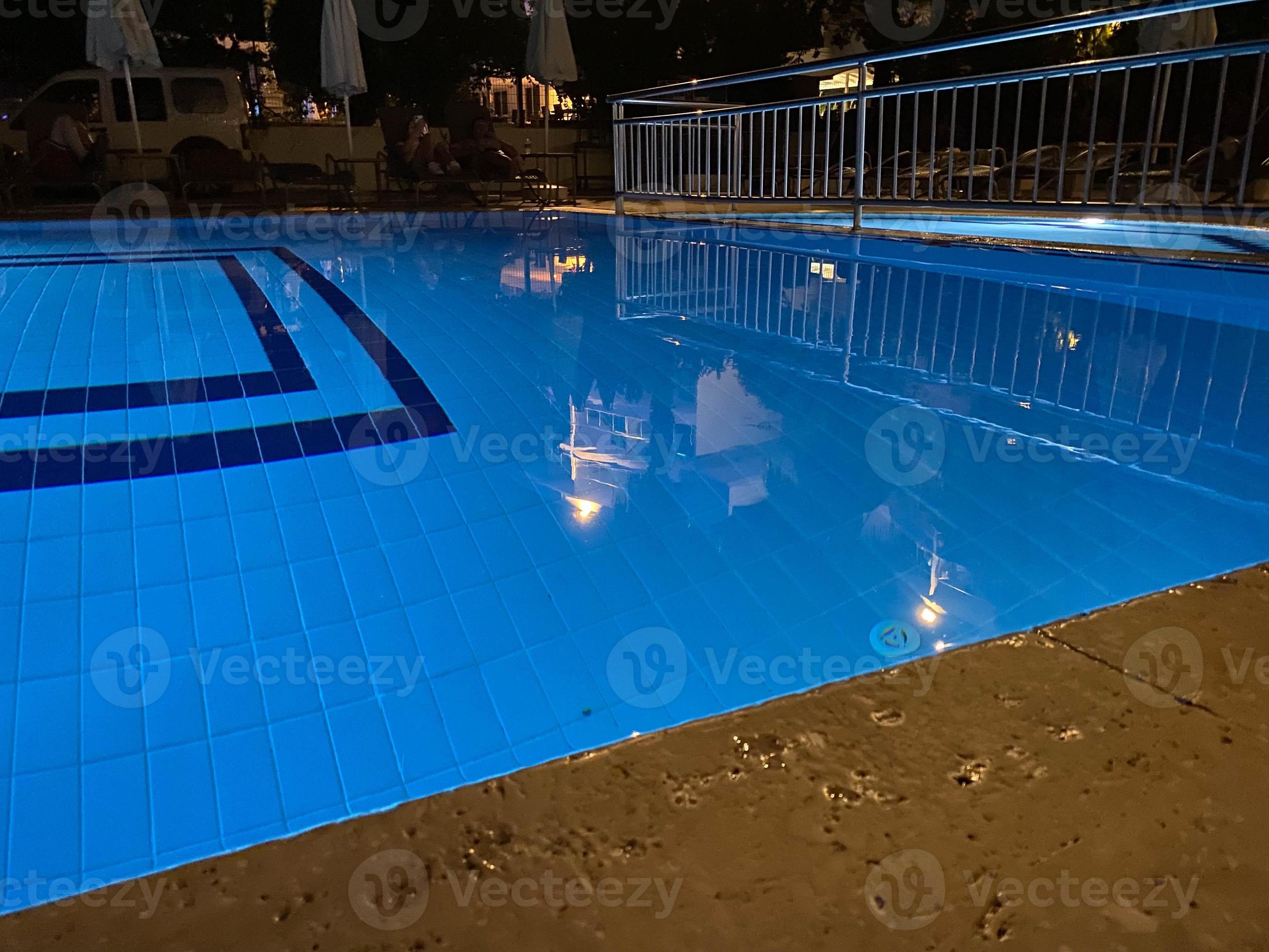 Foto piscina a noite