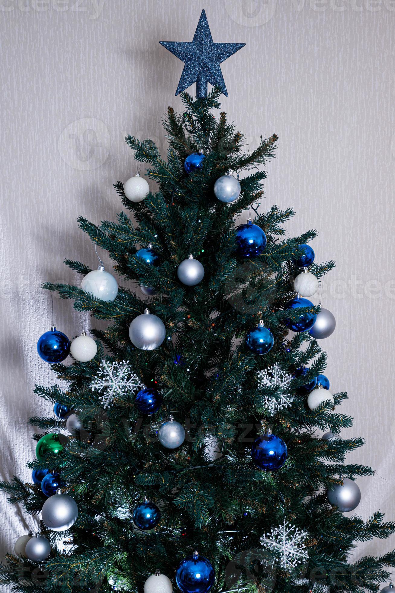 árvore de natal com bolas coloridas e caixas de presente sobre parede de  tijolos brancos com bolas azuis e brancas 15270050 Foto de stock no Vecteezy