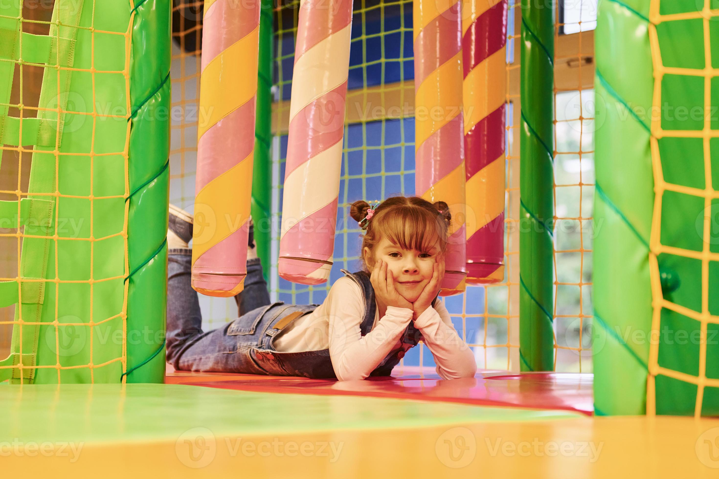 menina feliz em roupas casuais se diverte no complexo de jogos infantis  15292814 Foto de stock no Vecteezy