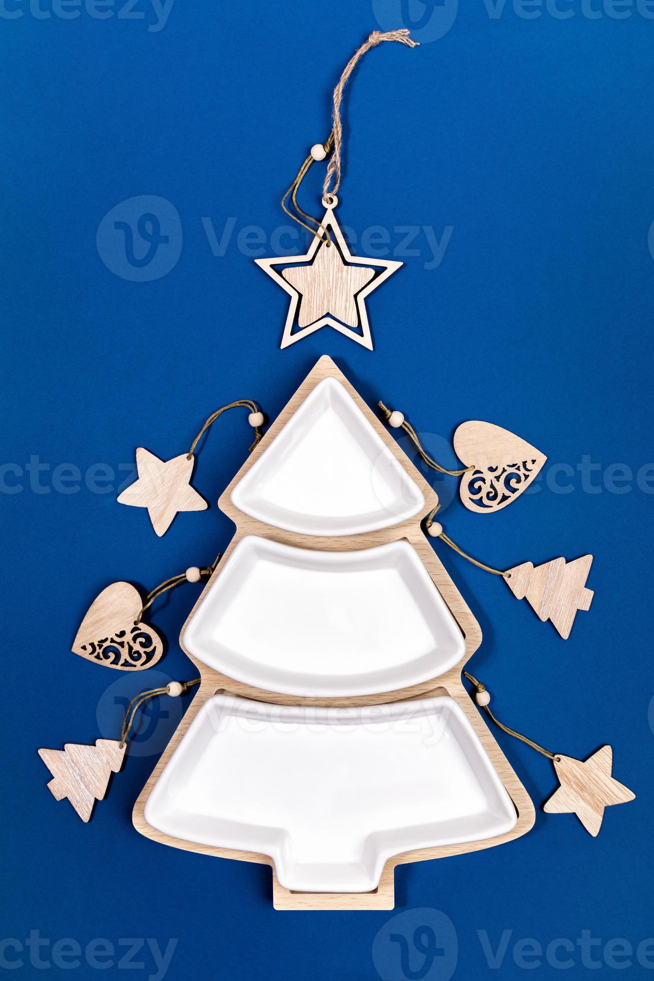 prato vazio em forma de árvore de natal com enfeites de natal de madeira ao  redor e estrela no topo em azul. 15473280 Foto de stock no Vecteezy