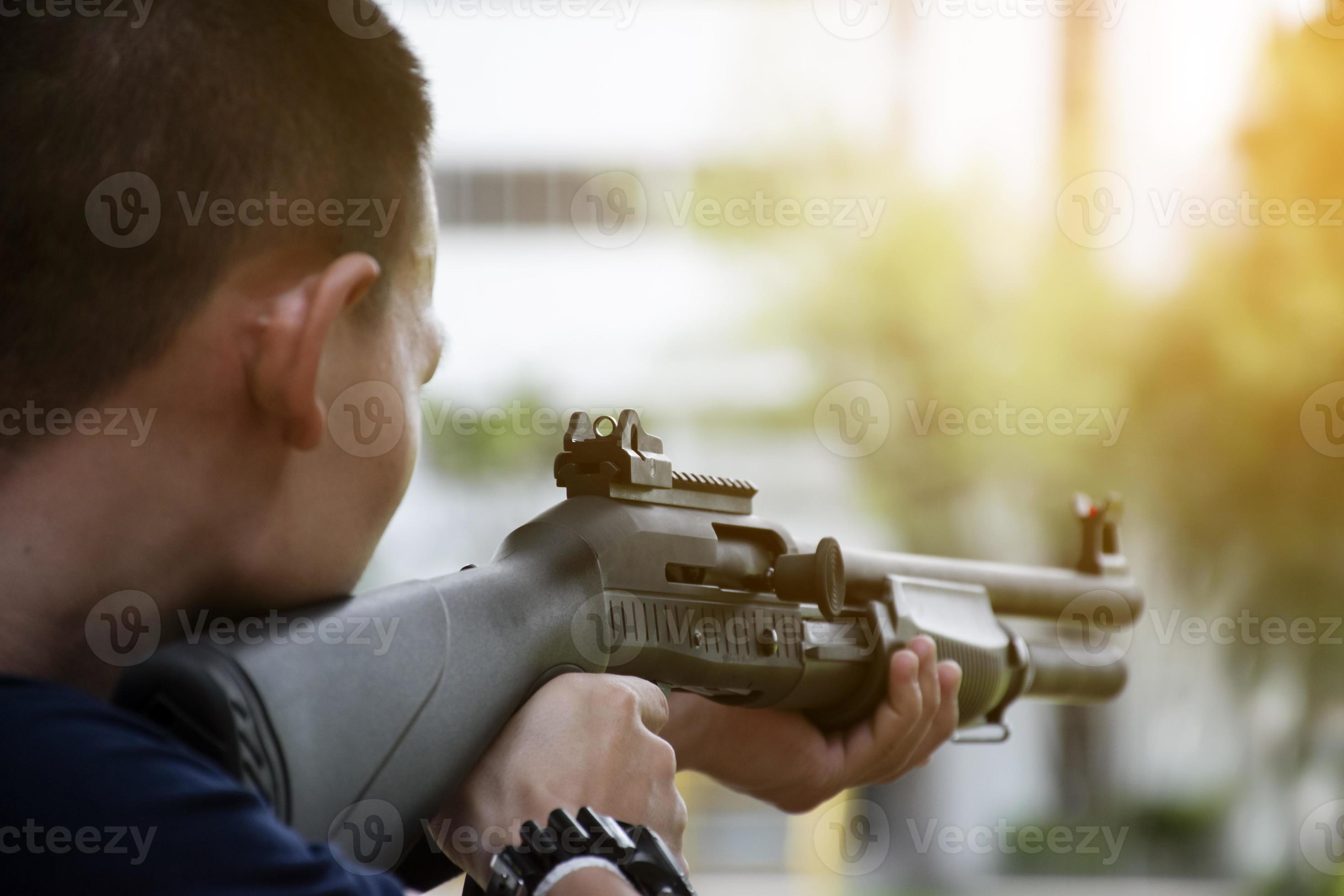 Sniper camuflado com arma de atirador nas mãos
