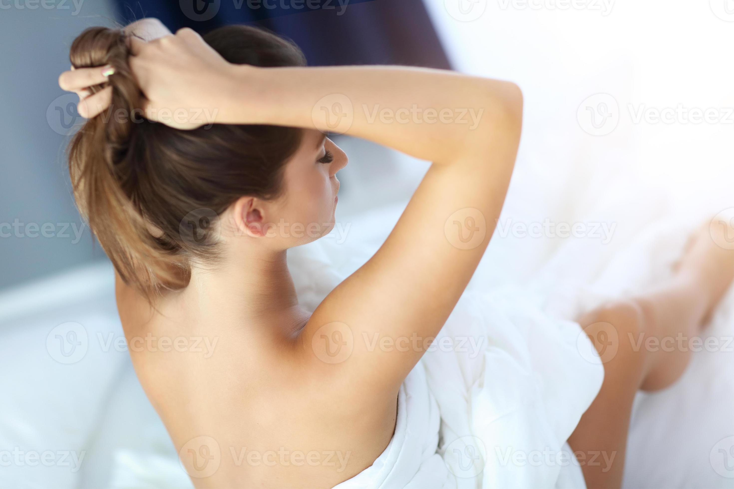 Fotos de mulher nua deitada na cama