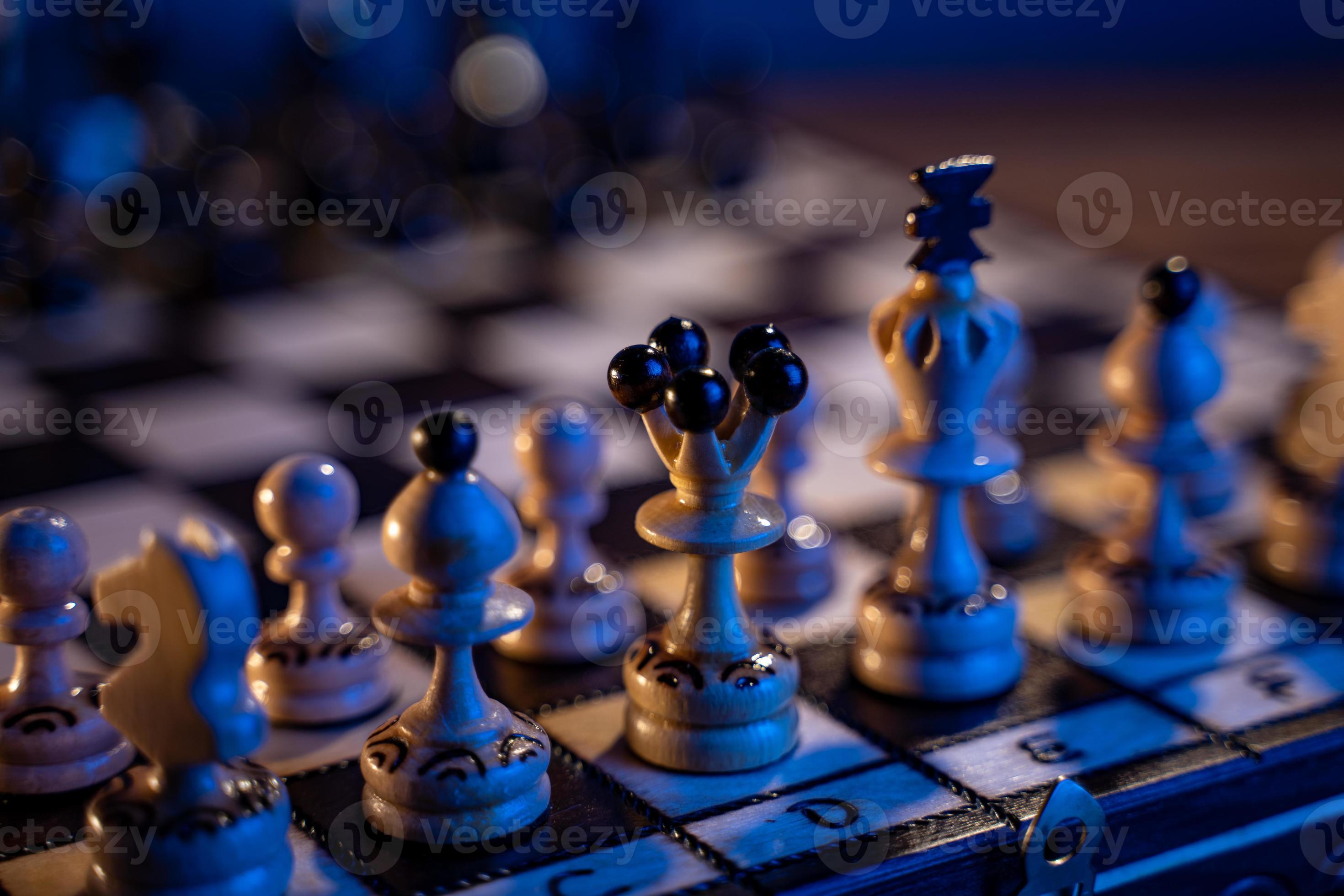 Peças de xadrez em um tabuleiro de xadrez com o rei