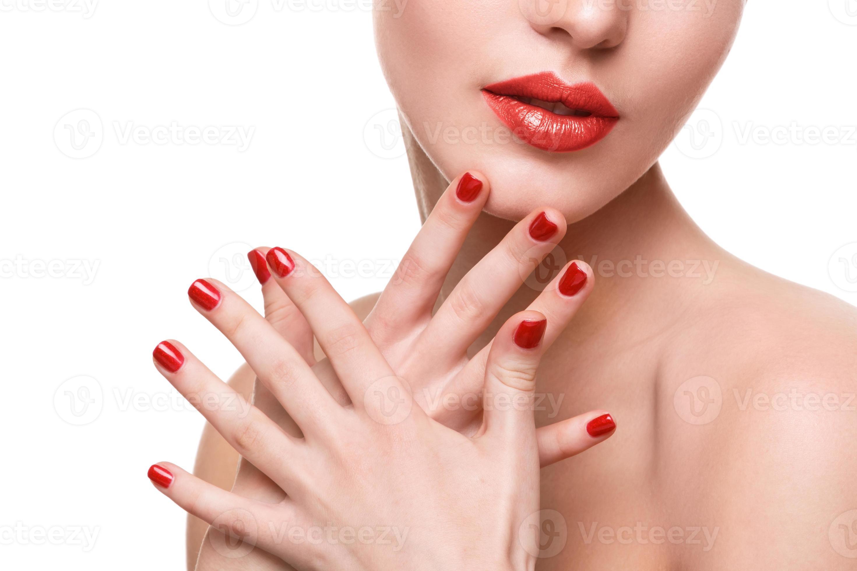 Mulher bonita com unhas vermelhas. Maquiagem e Manicure. Lábios