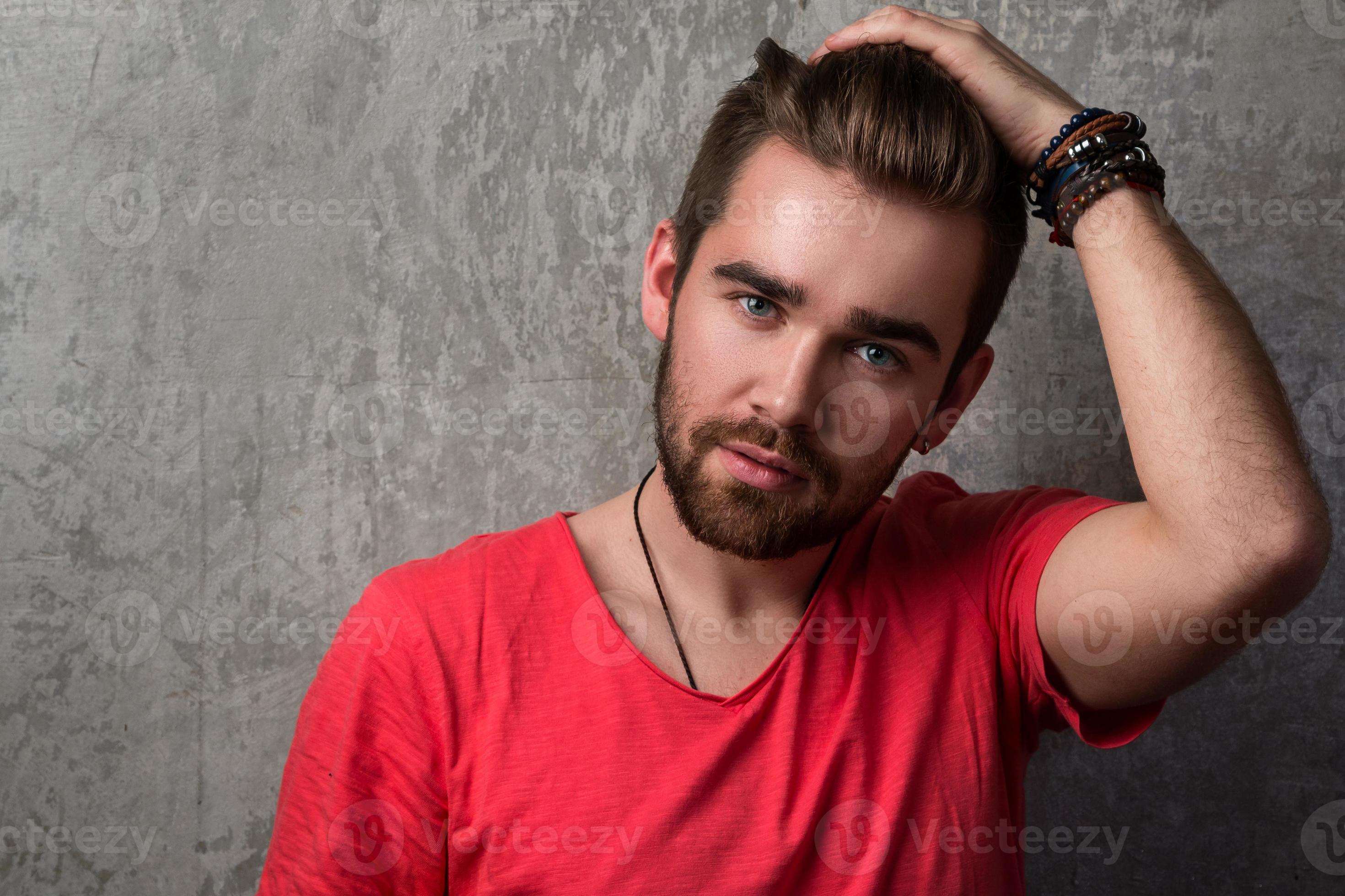 Bonito Homem Barbudo Hipster Com Corte De Cabelo Elegante E Barba