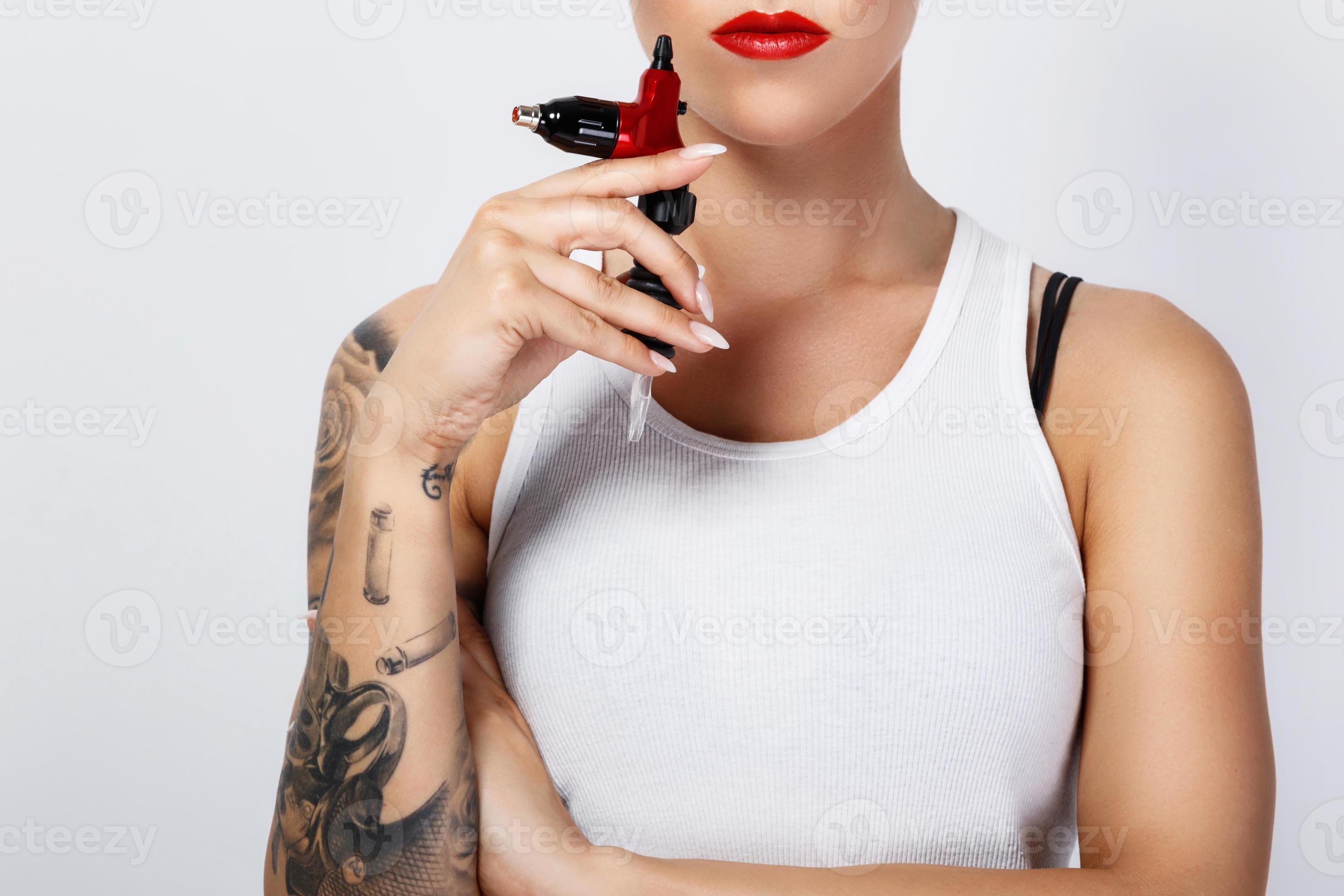 A Máquina Da Tatuagem Faz O Desenho Na Mão Masculina Foto de Stock - Imagem  de multicor, menina: 109774244