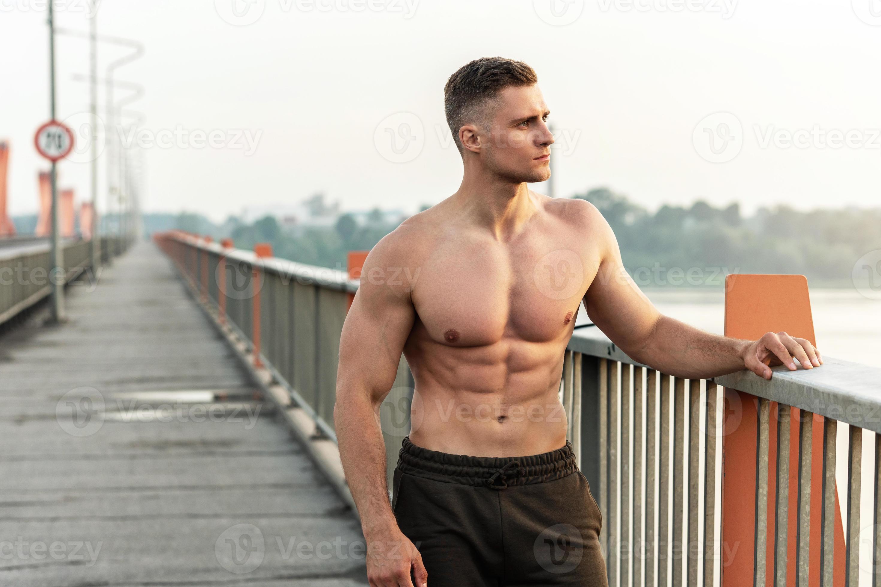 homem musculoso com torso nu durante treino de fitness em uma ponte  16234966 Foto de stock no Vecteezy