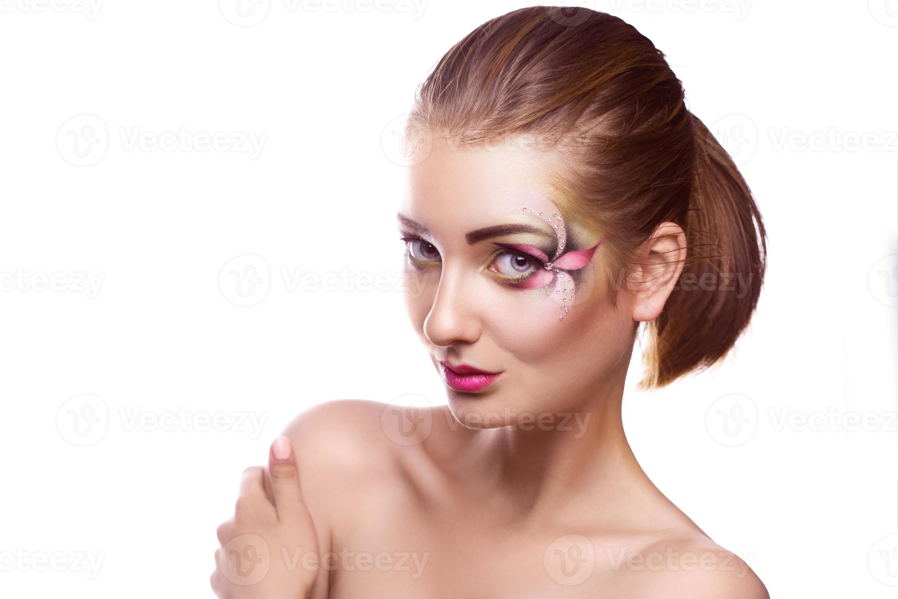 Perto do olho de uma mulher bonita com maquiagem multicolorida e