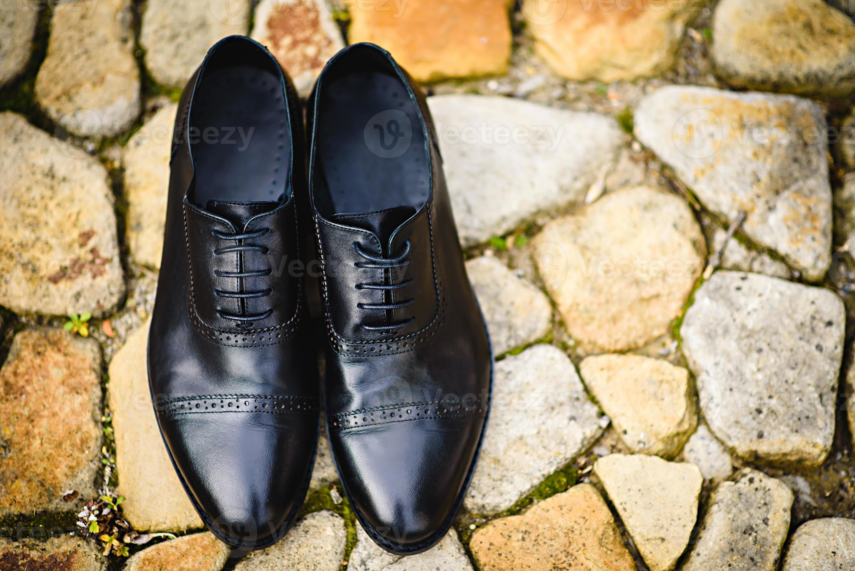 vista superior dos elegantes sapatos masculinos negros em fundo de pedra  16749406 Foto de stock no Vecteezy