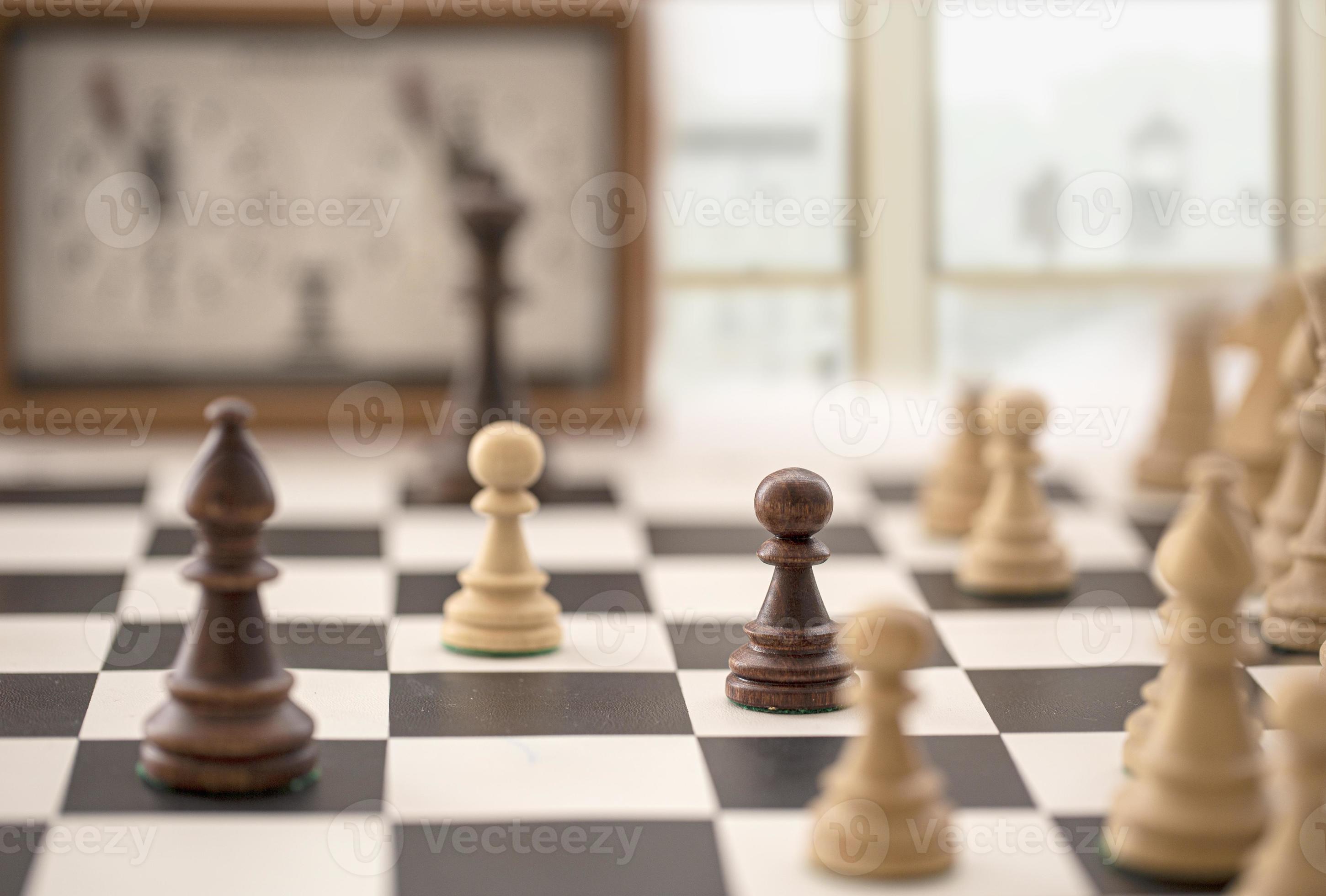 Xadrez com tabuleiro e relógio de xadrez em um fundo branco. renderização  3d
