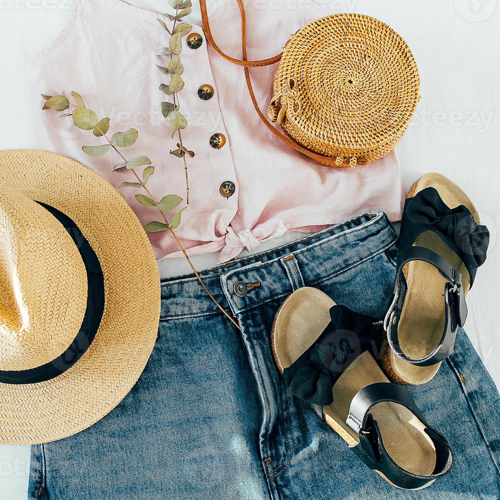 roupas de verão de moda feminina, acessórios. elegante chapéu de palha  feminino, short jeans, top, sandálias 17109631 Foto de stock no Vecteezy