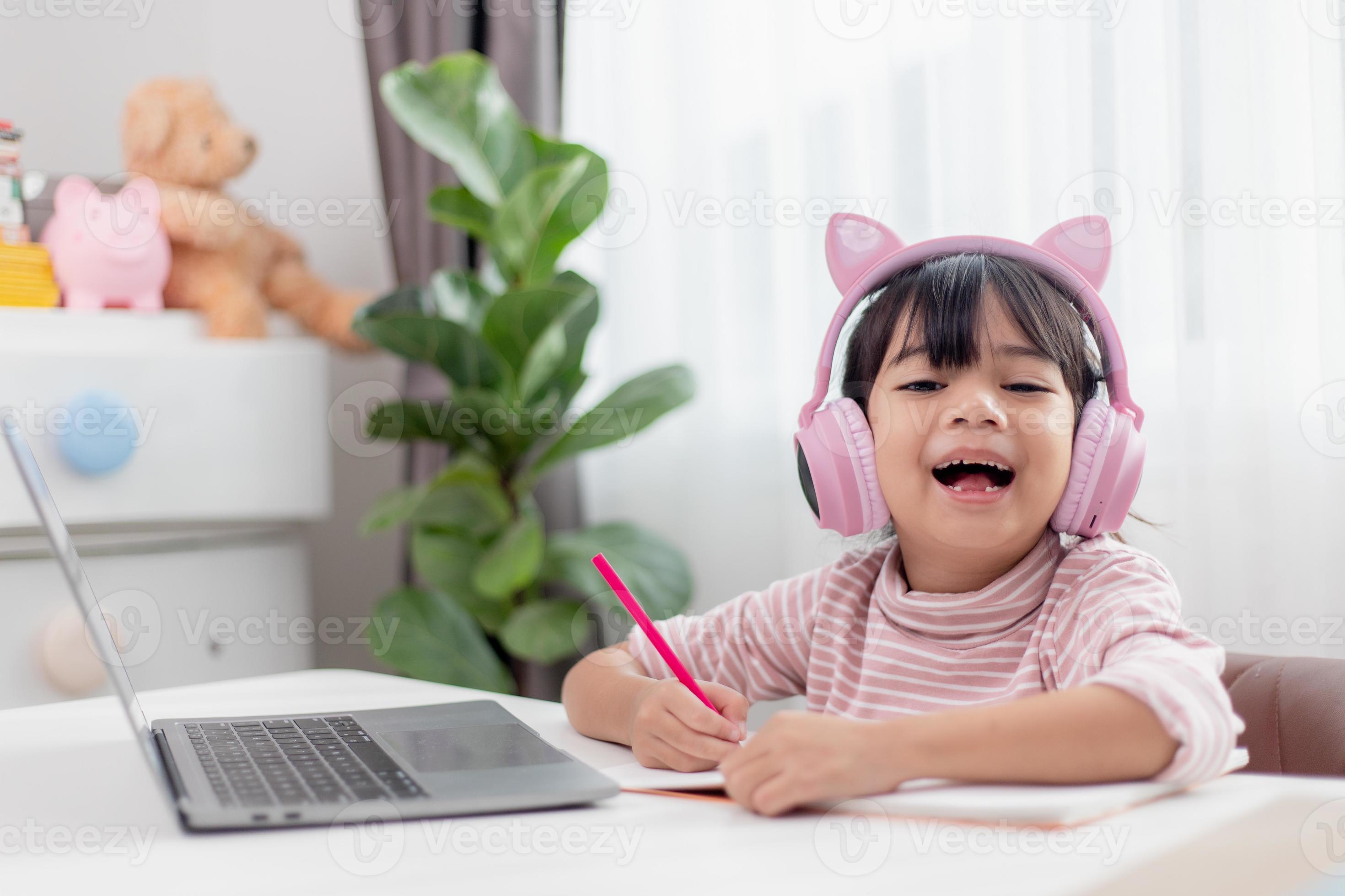 Linda garota asiática usando fone de ouvido aprendendo música de