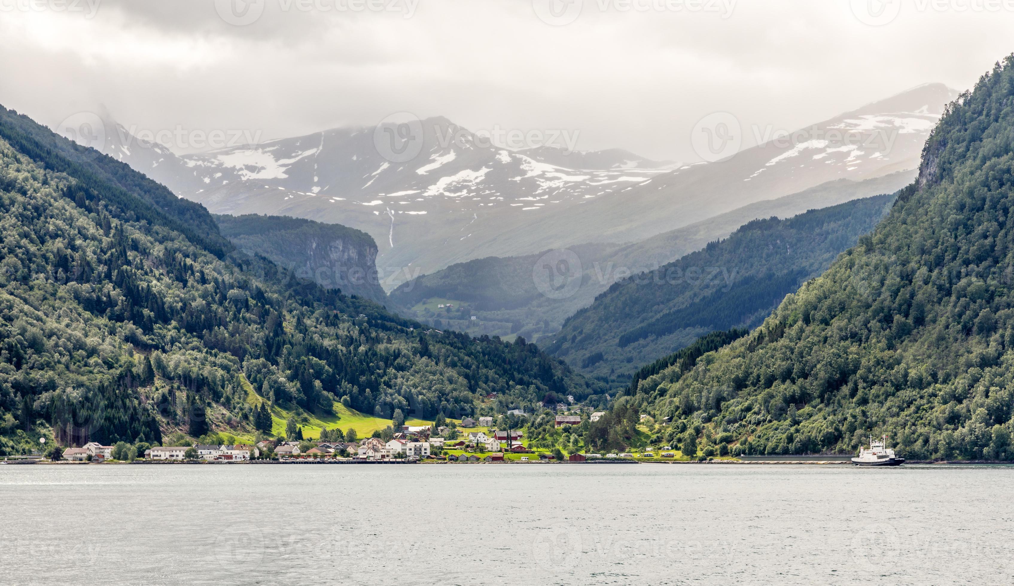 Foto de Pessoas Andando Na Tradicional Aldeia Na Noruega Ao Pôr Do