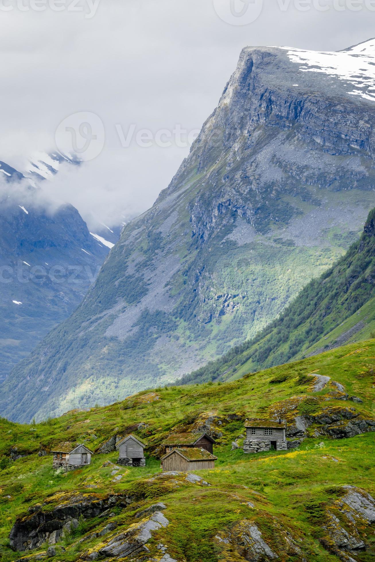 Foto de Pessoas Andando Na Tradicional Aldeia Na Noruega Ao Pôr Do